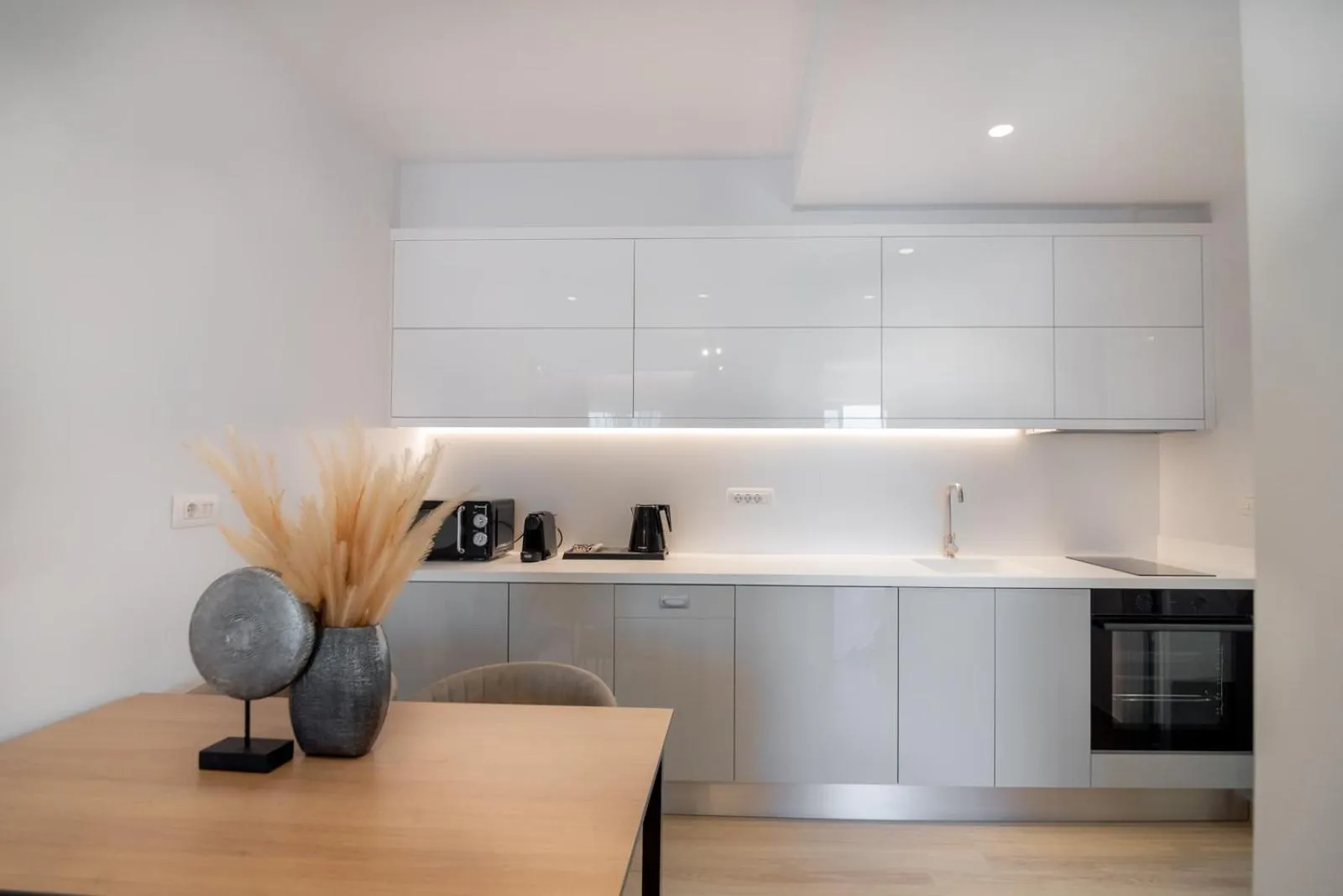 Kitchen or kitchenette in Contessa Bianca Luxury Suites