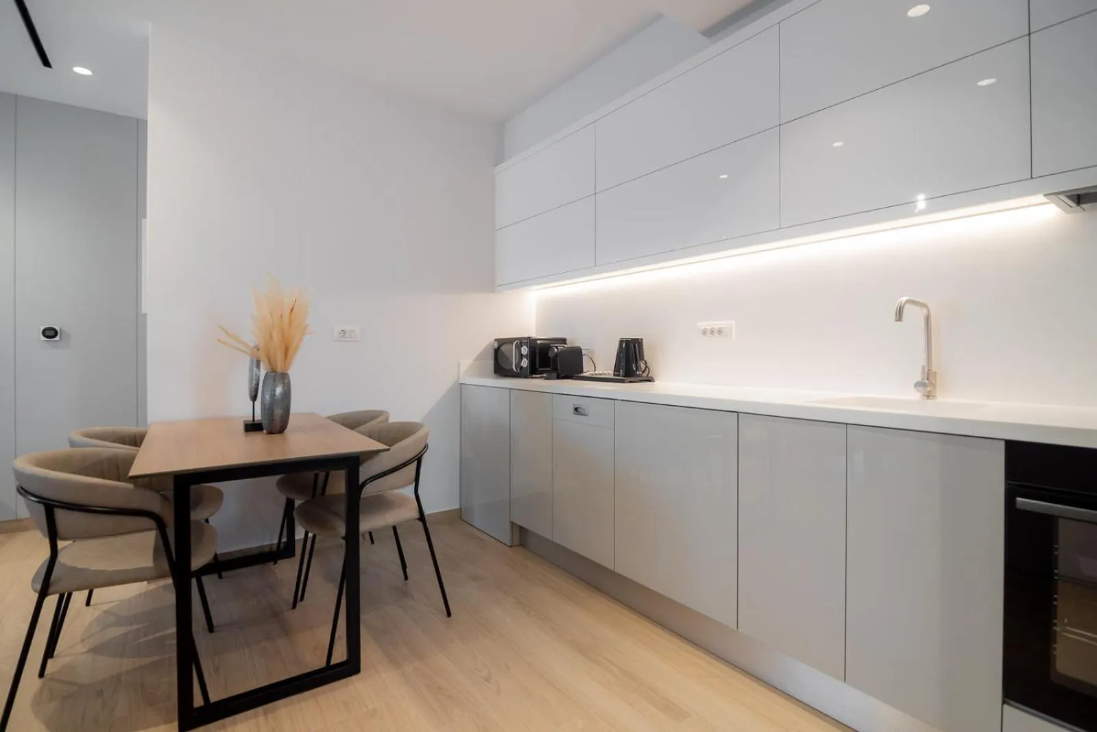 Kitchen or kitchenette in Contessa Bianca Luxury Suites