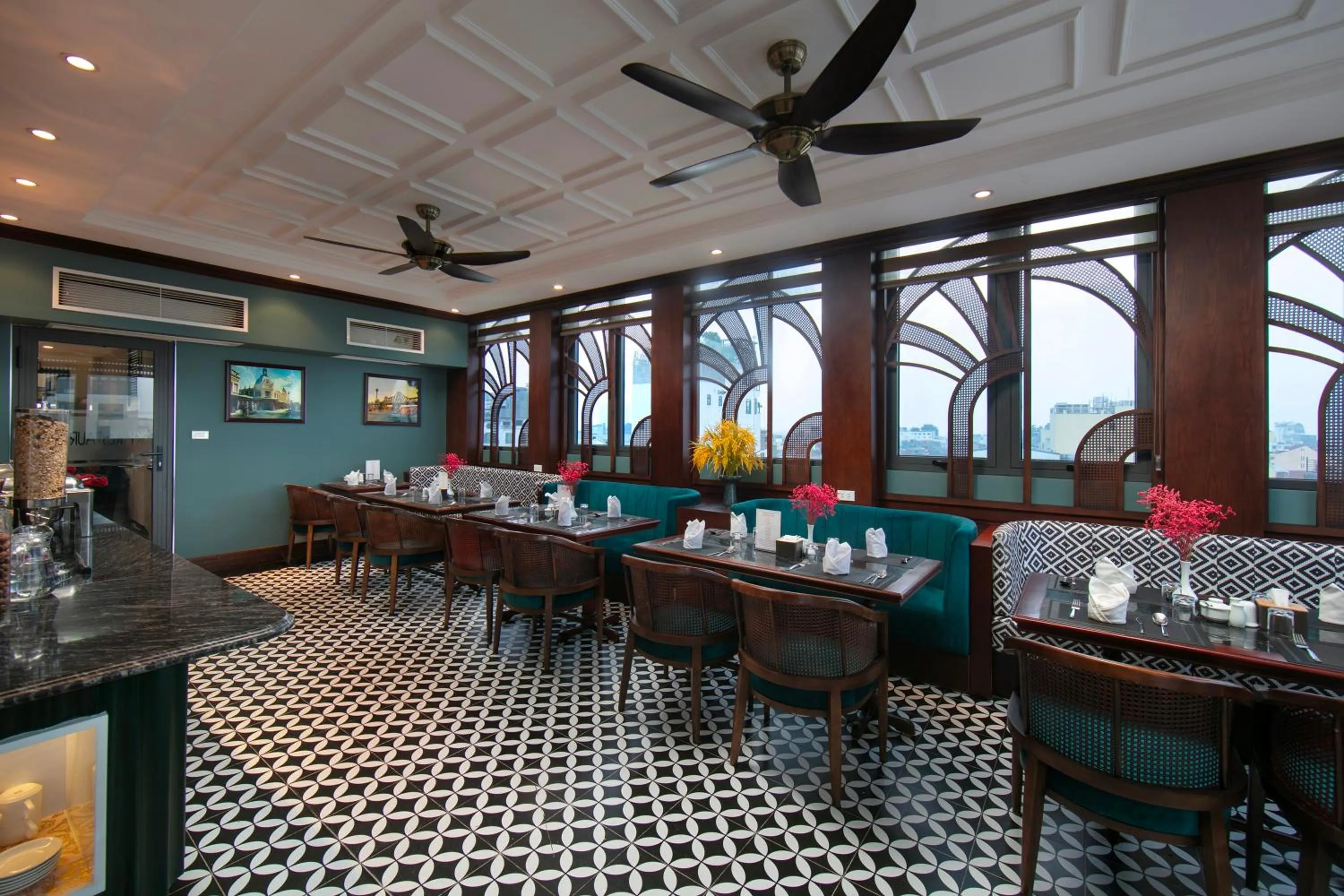 Restaurant/places to eat in Salute Premium Hotel & Spa