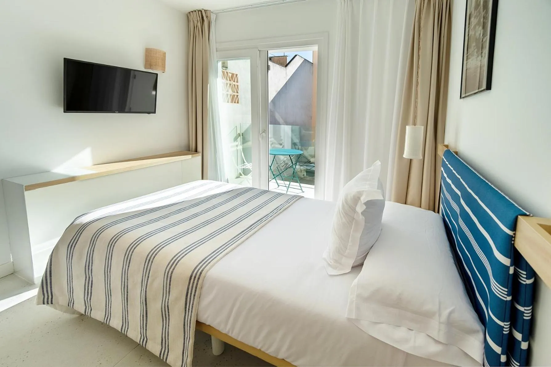 Balcony/Terrace, Bed in HOTEL BINI