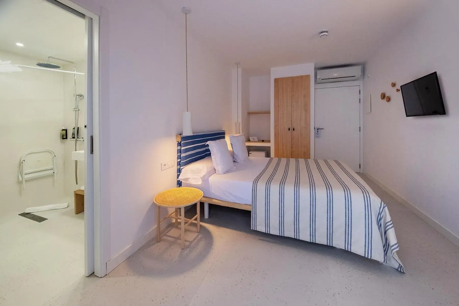 air conditioner, Bed in HOTEL BINI air conditioner, Bed in HOTEL BINI