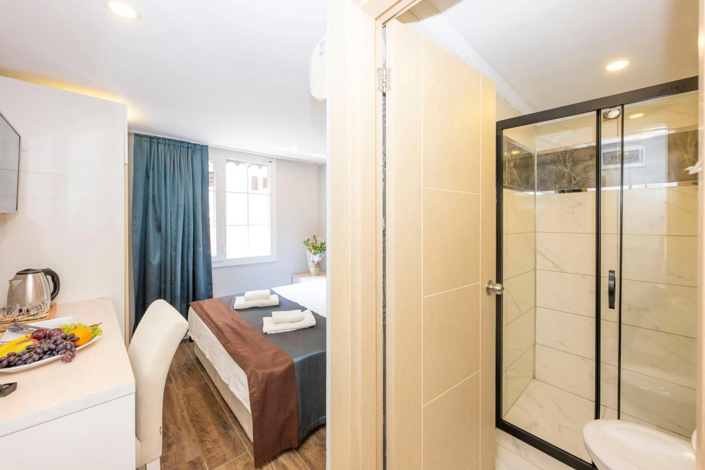 Shower in LEGEND TULIP HOTEL