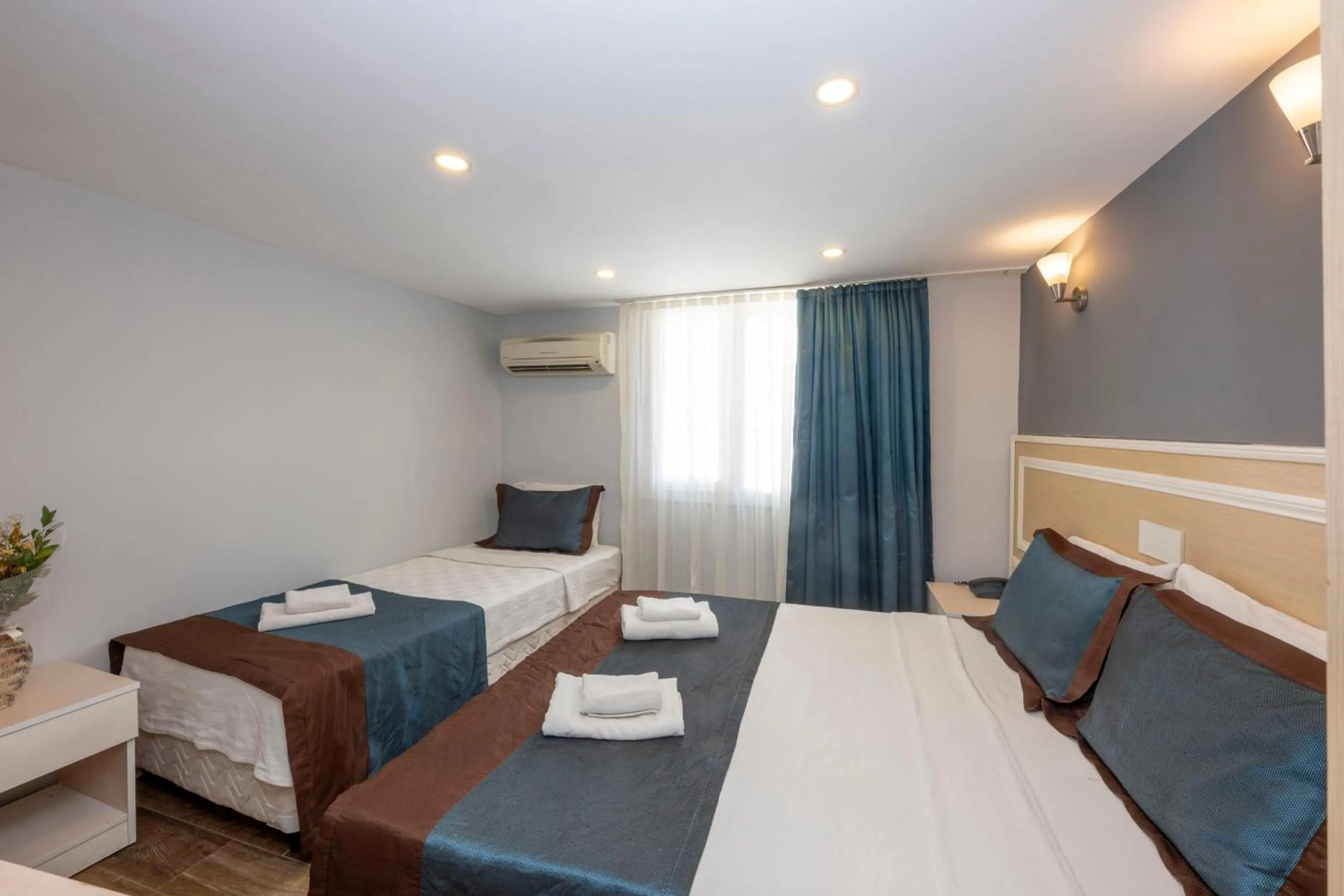 Bed in LEGEND TULIP HOTEL