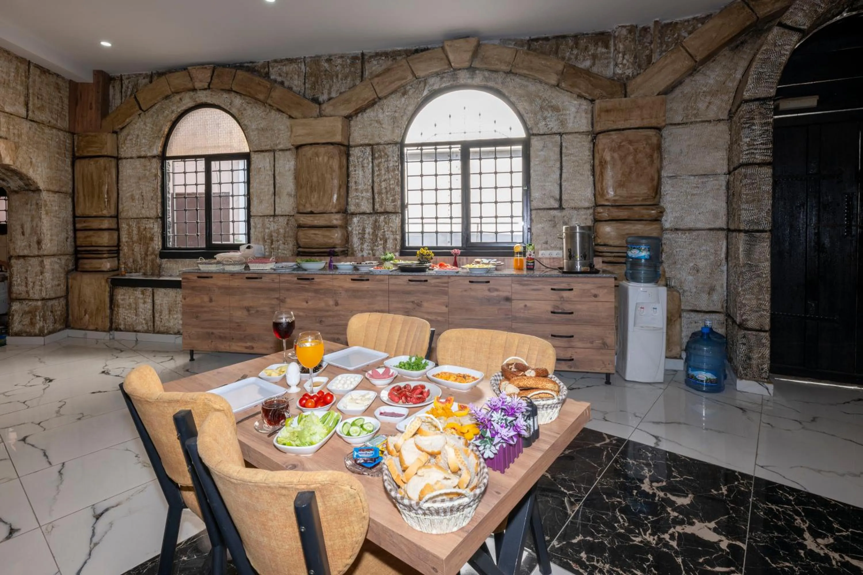 Restaurant/places to eat in LEGEND TULIP HOTEL