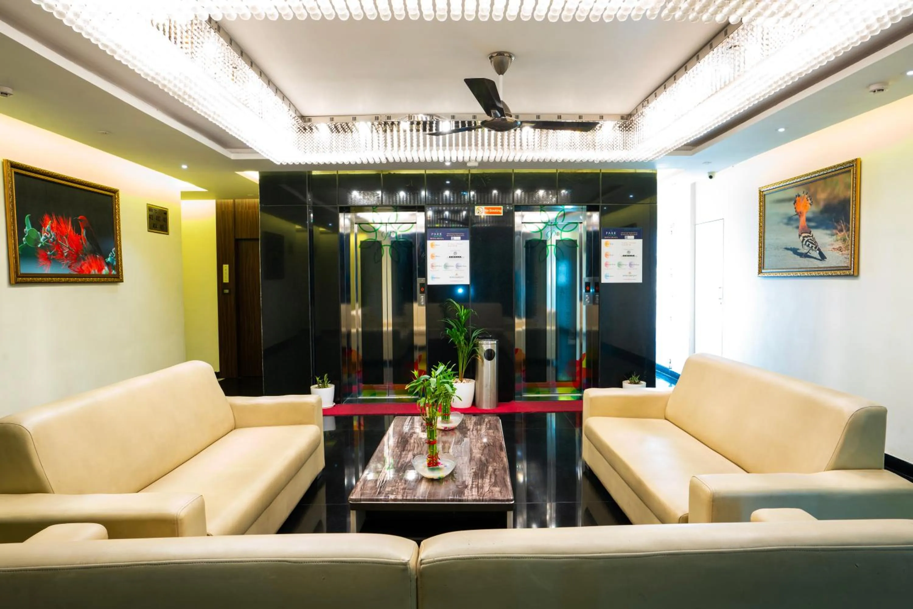 Communal lounge/ TV room in PARK SIGNATURE HOTELS - Royal Benza