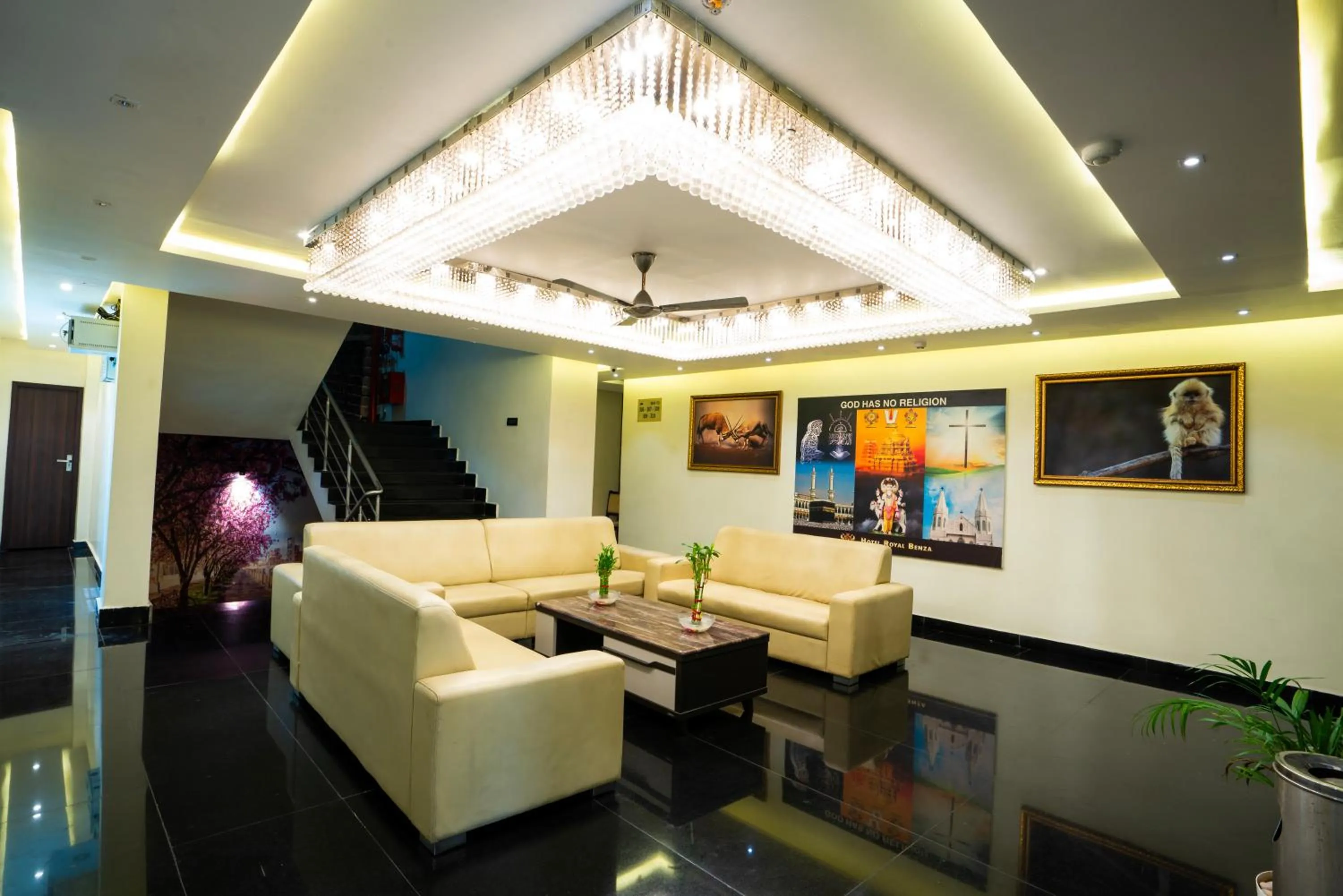 Communal lounge/ TV room in PARK SIGNATURE HOTELS - Royal Benza