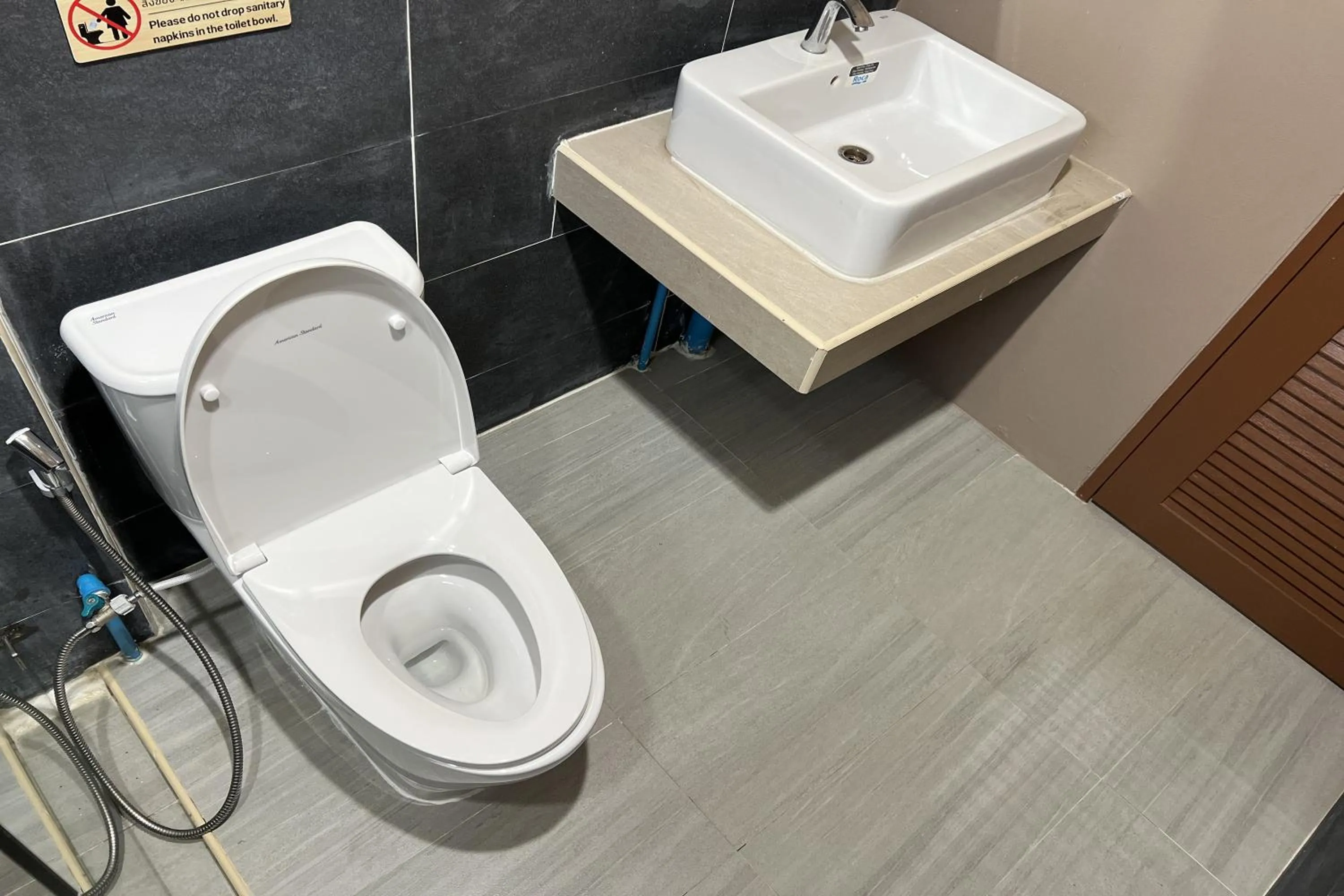 Toilet in V Tharm Hotel