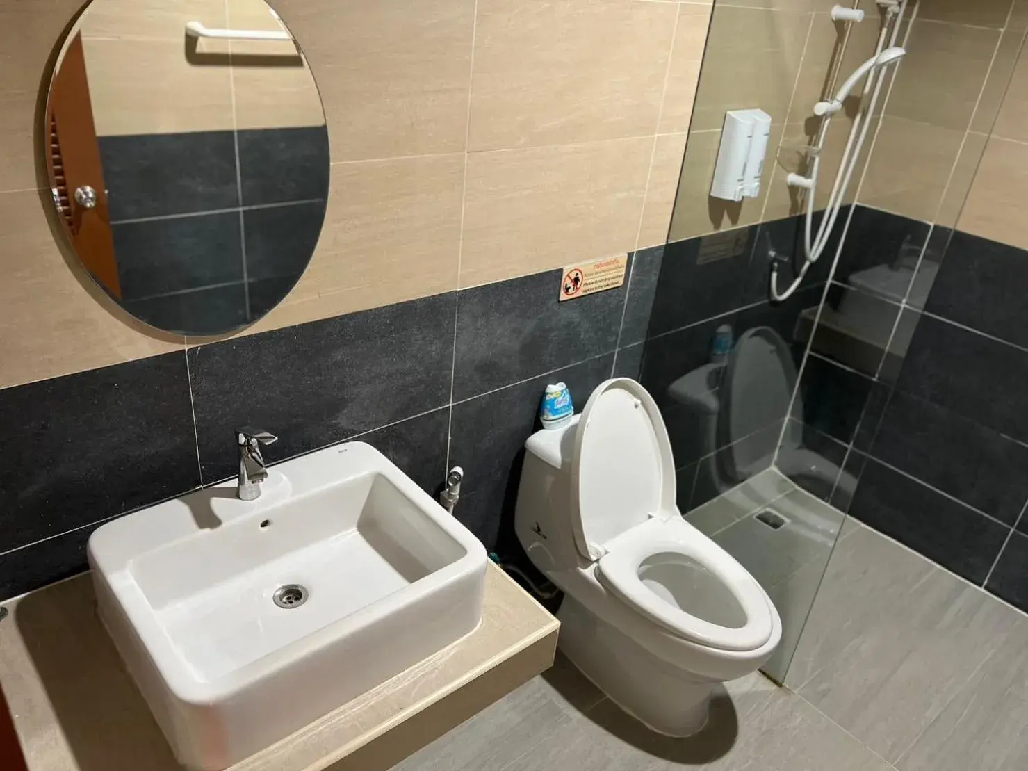 Shower in V Tharm Hotel Shower in V Tharm Hotel