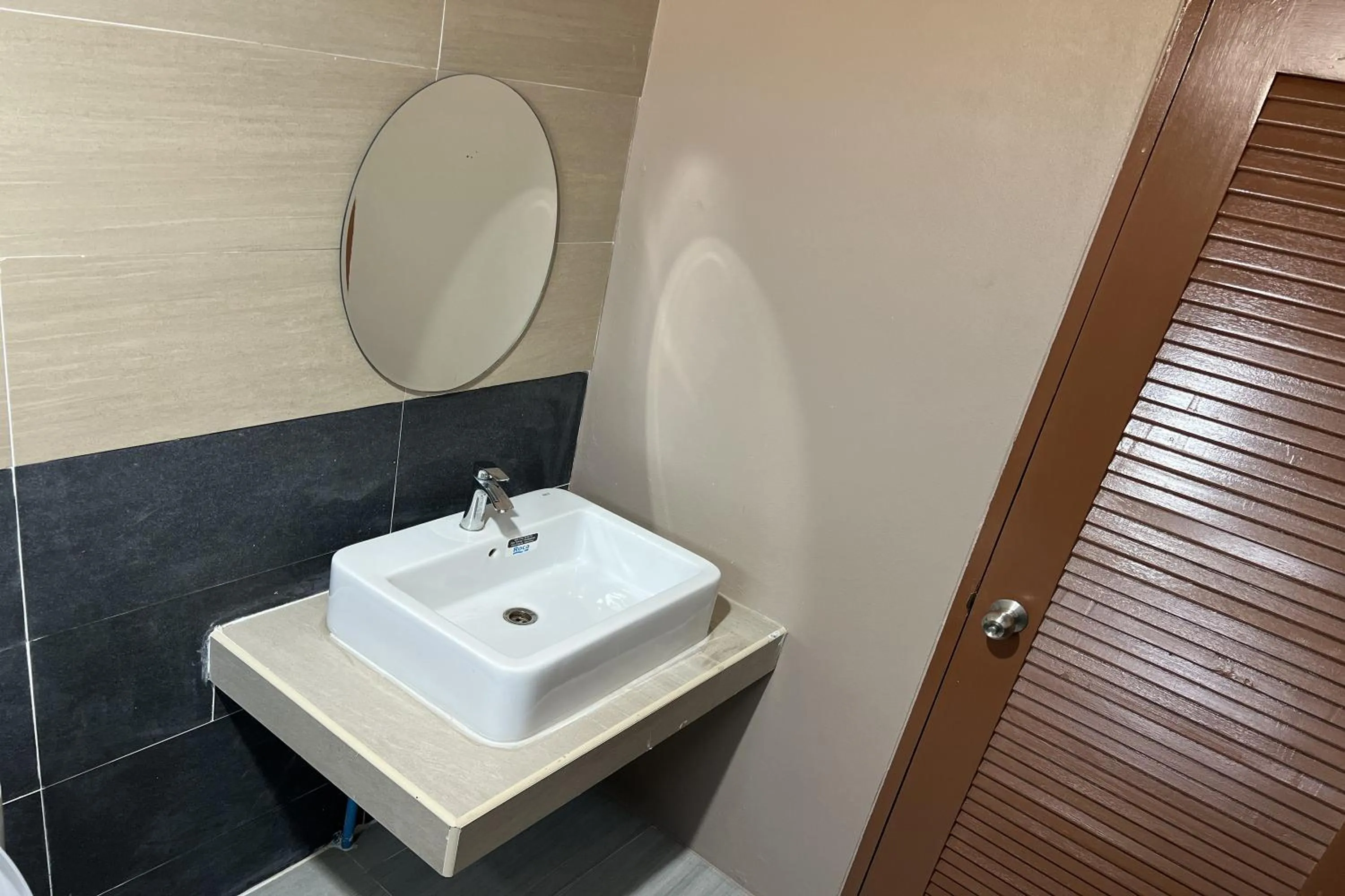 Bathroom in V Tharm Hotel