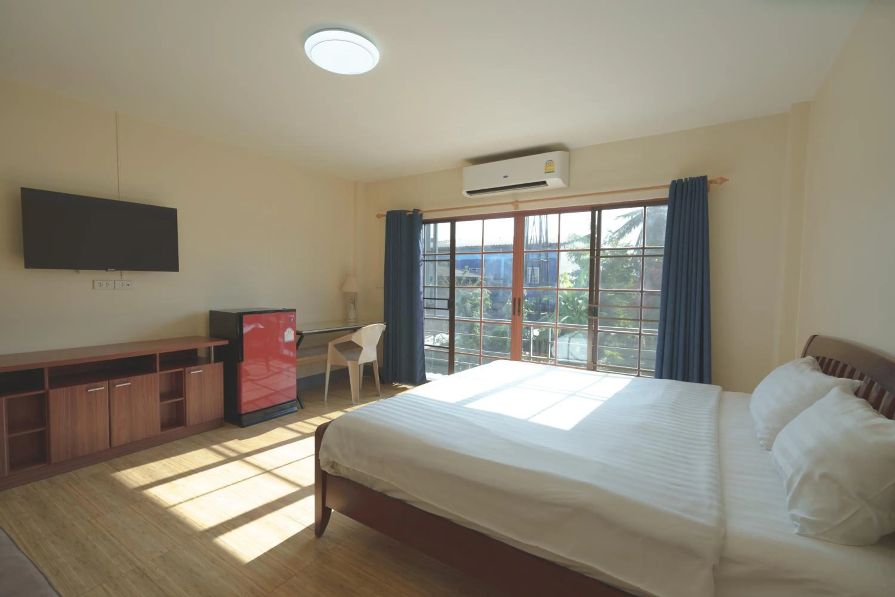 Communal lounge/ TV room, Bed in V Tharm Hotel