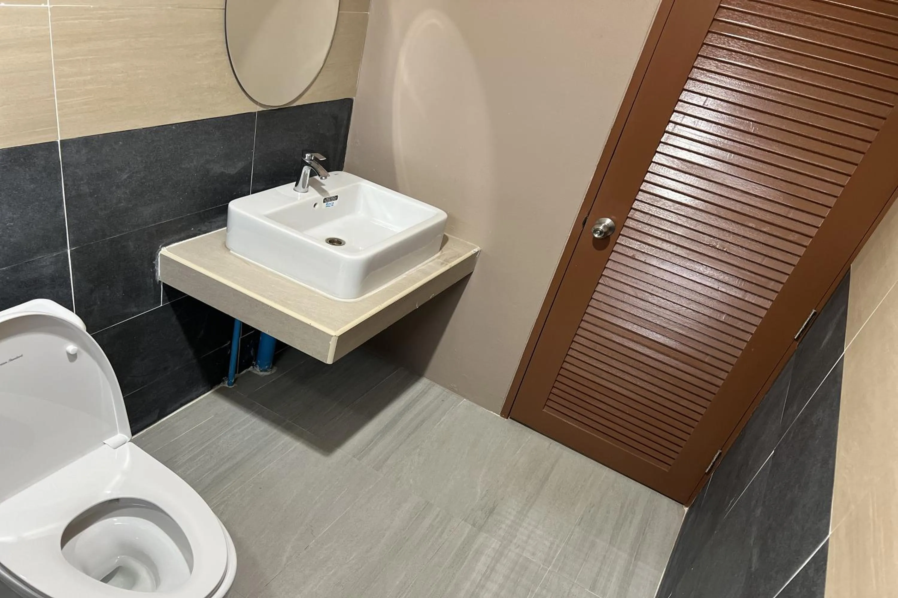 Toilet in V Tharm Hotel