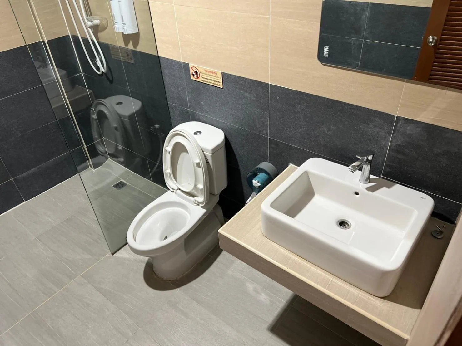 Shower in V Tharm Hotel