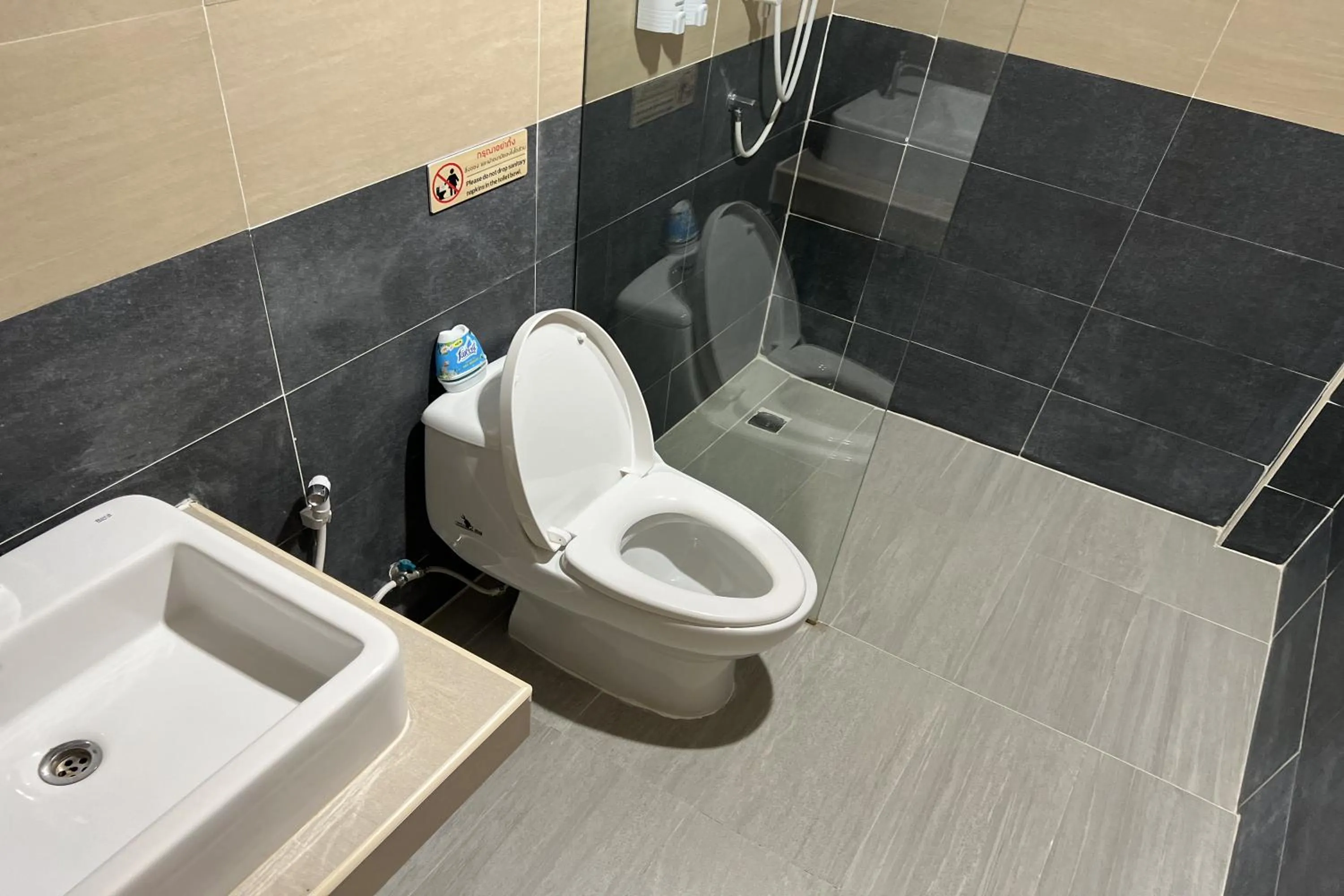 Bathroom in V Tharm Hotel