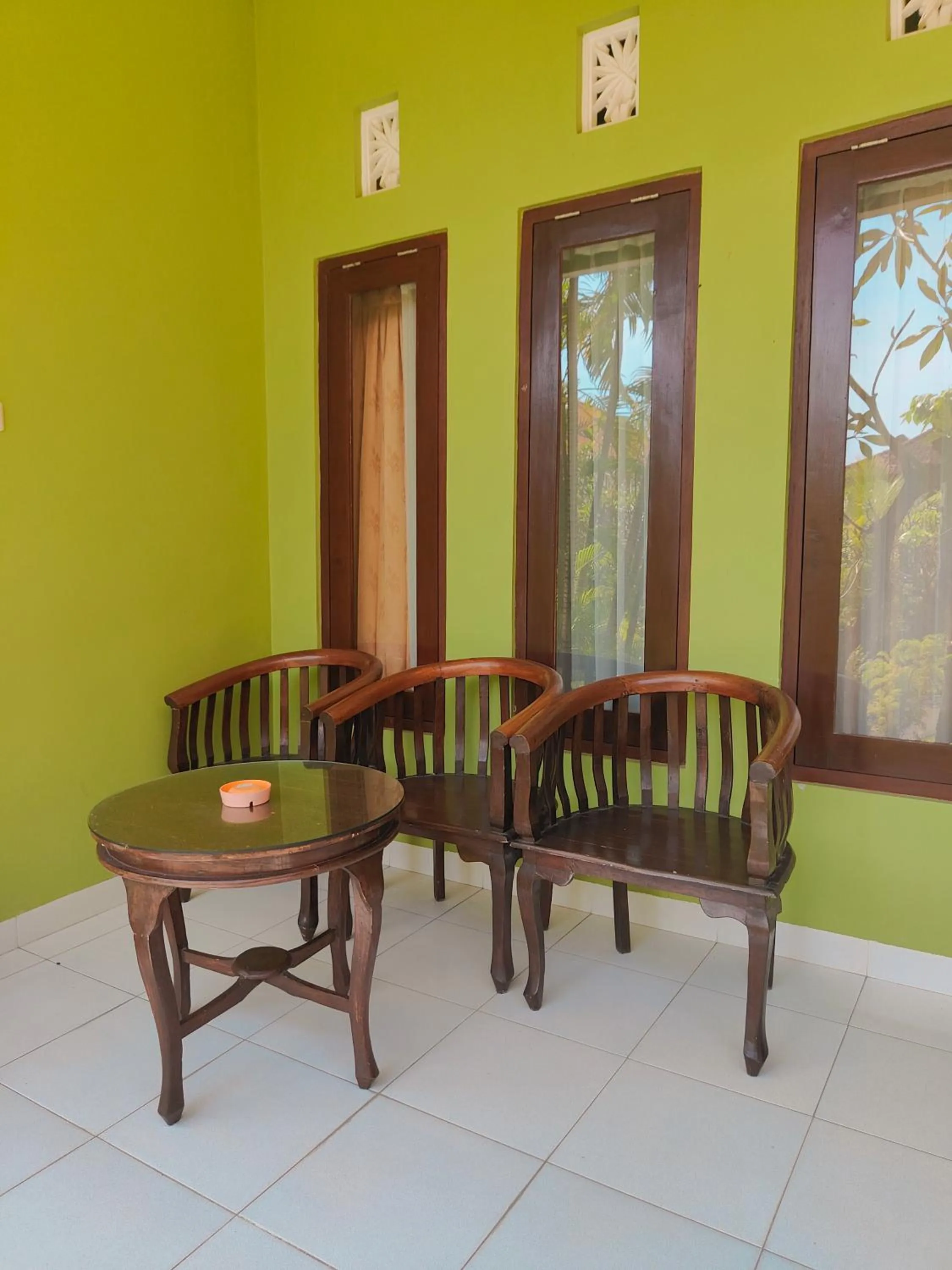 Seating area in Berlian Inn Kuta Beach