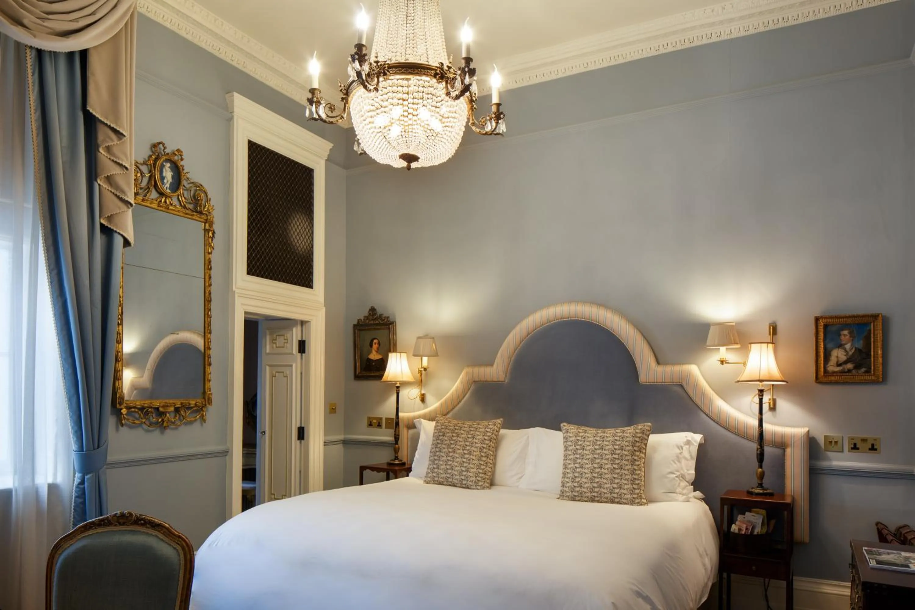 Bed in Henrys Townhouse Marylebone, London