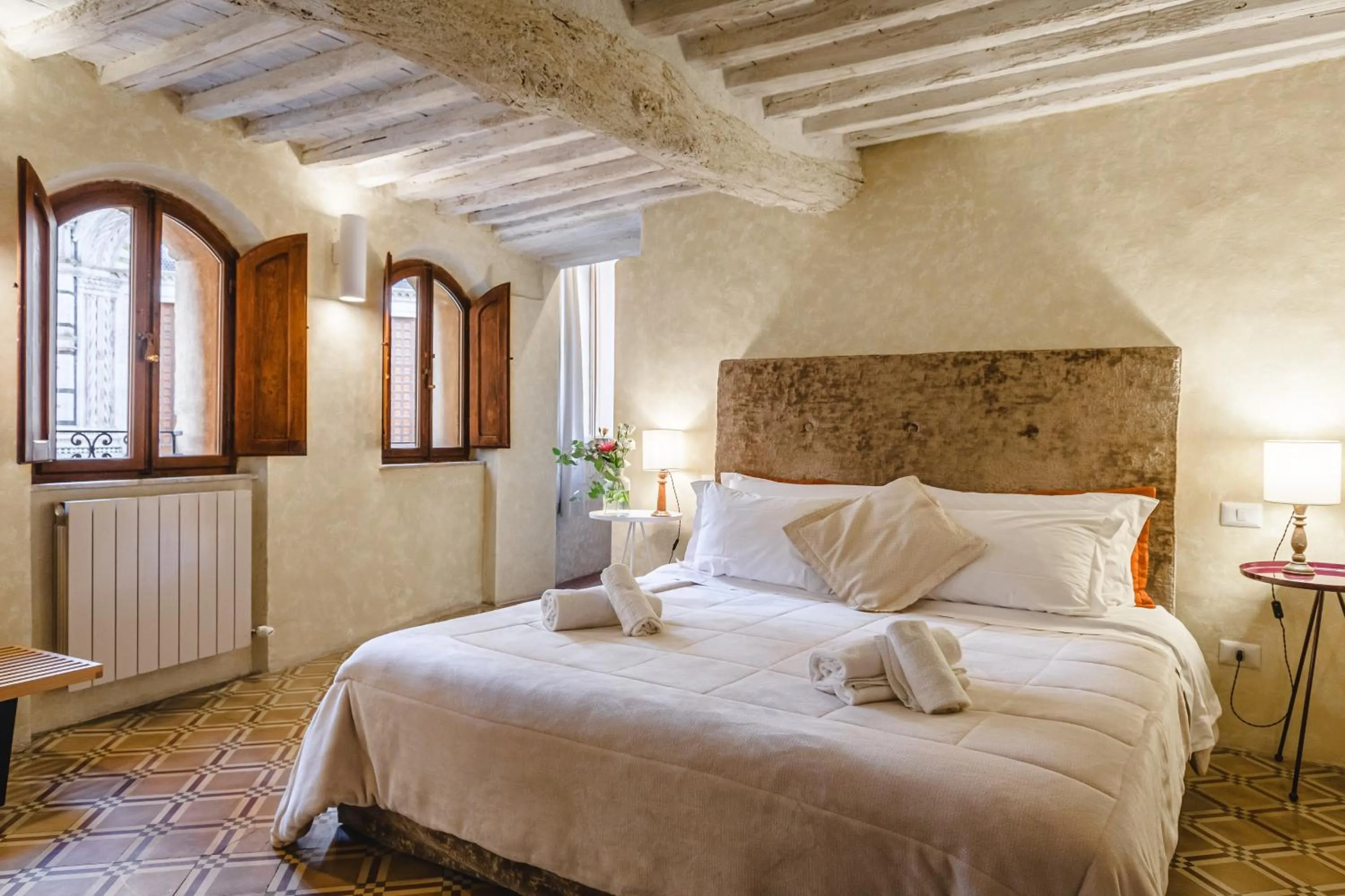 View (from property/room), Bed in Il Battistero Siena Residenza d'Epoca