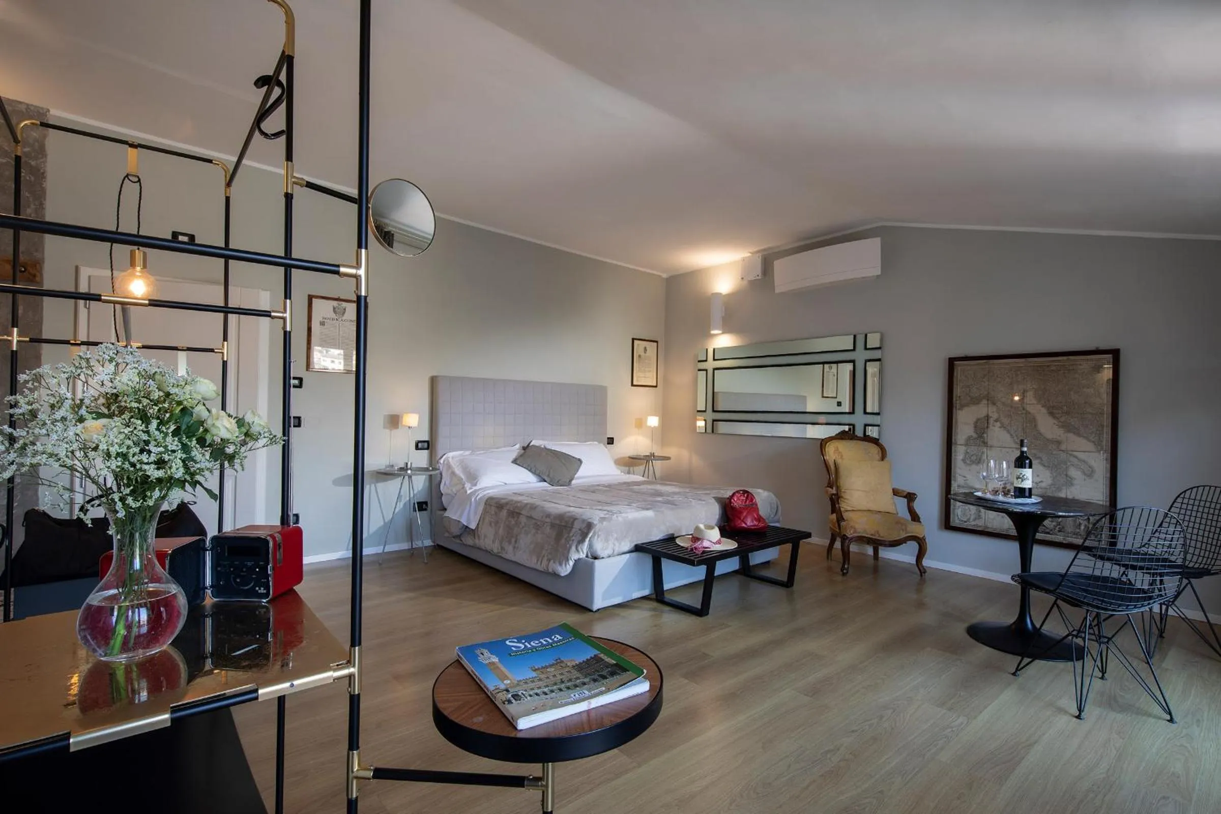 Living room, Bed in Il Battistero Siena Residenza d'Epoca