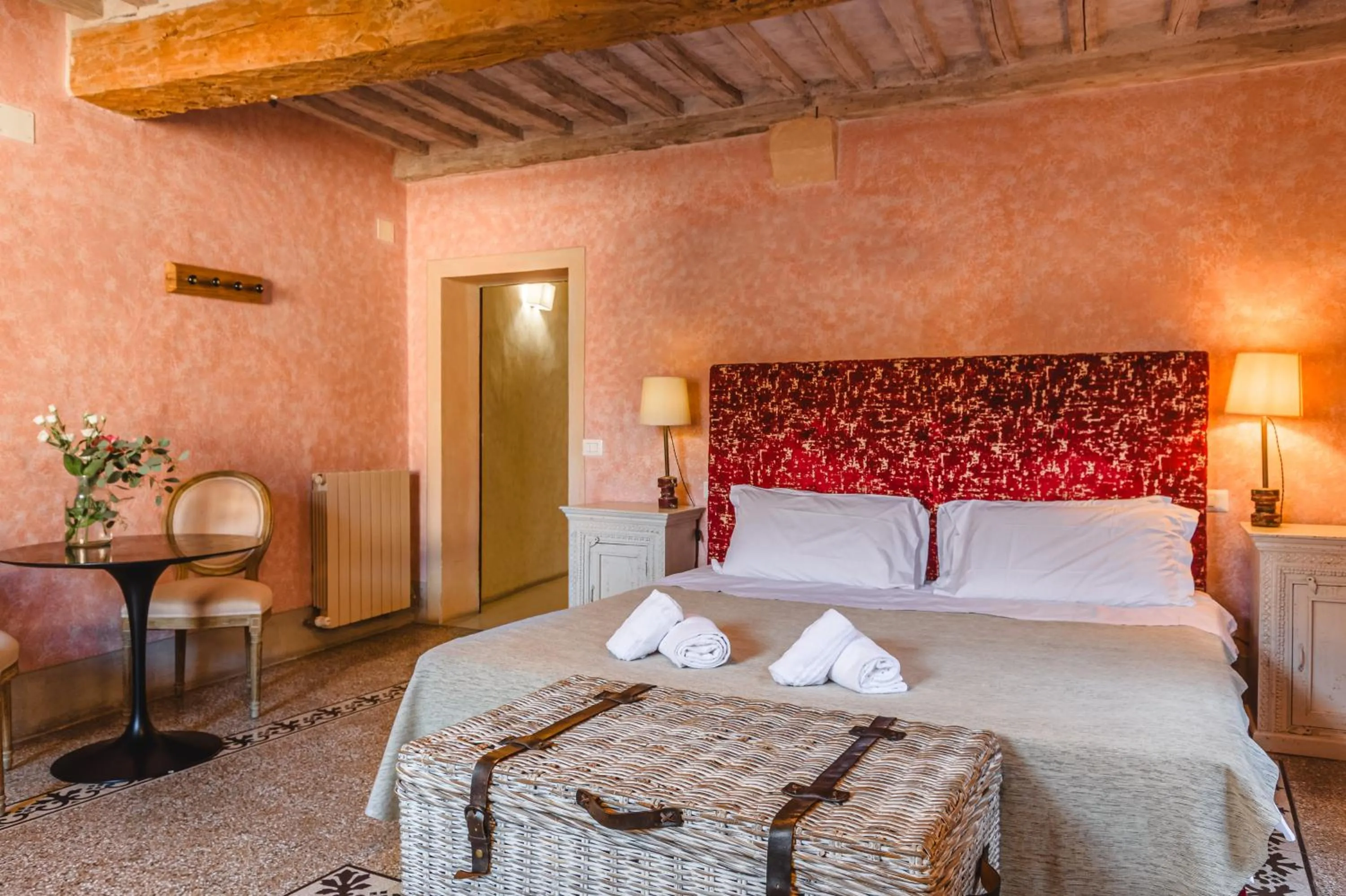 Photo of the whole room, Bed in Il Battistero Siena Residenza d'Epoca