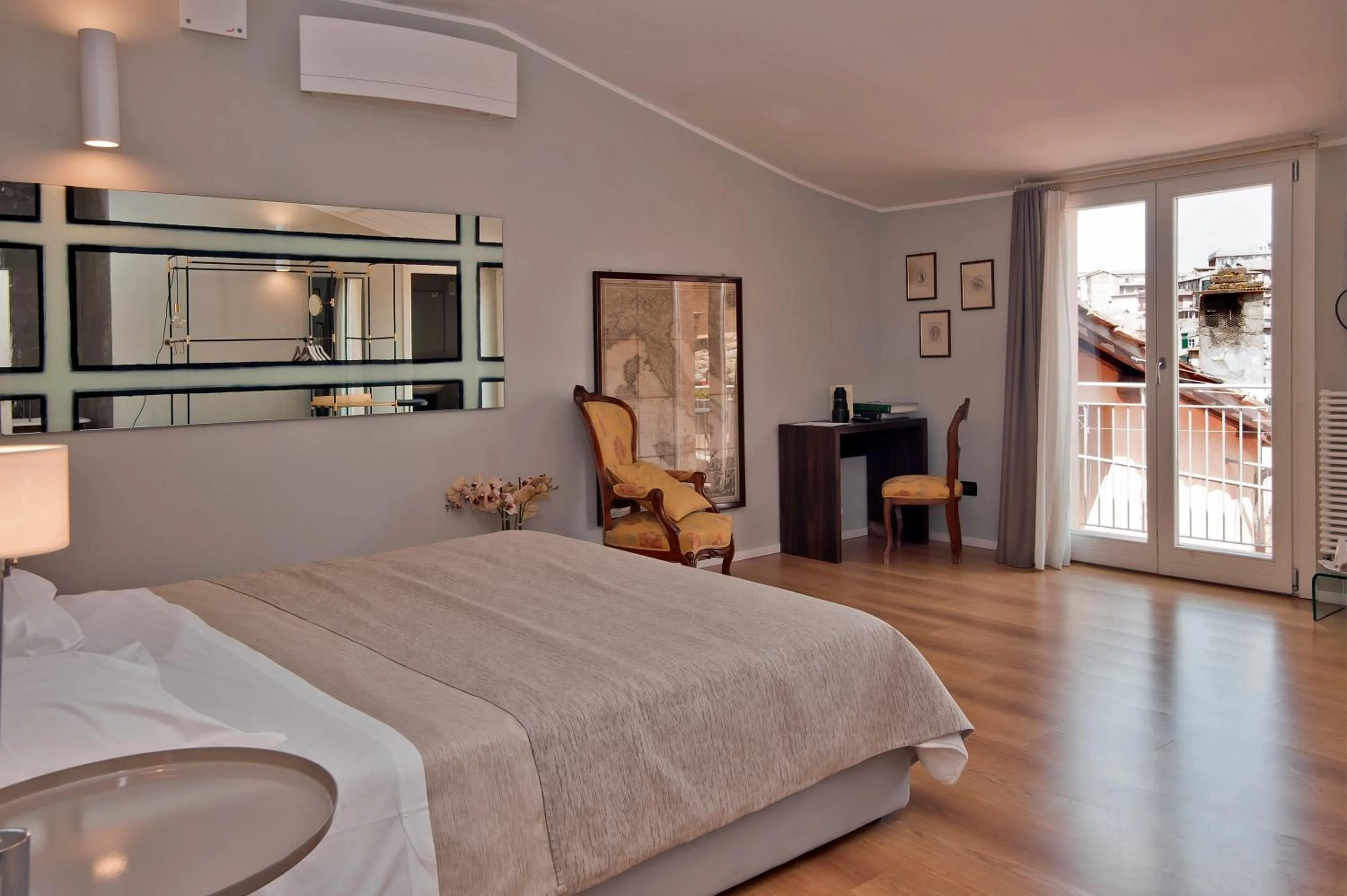 Photo of the whole room, Bed in Il Battistero Siena Residenza d'Epoca