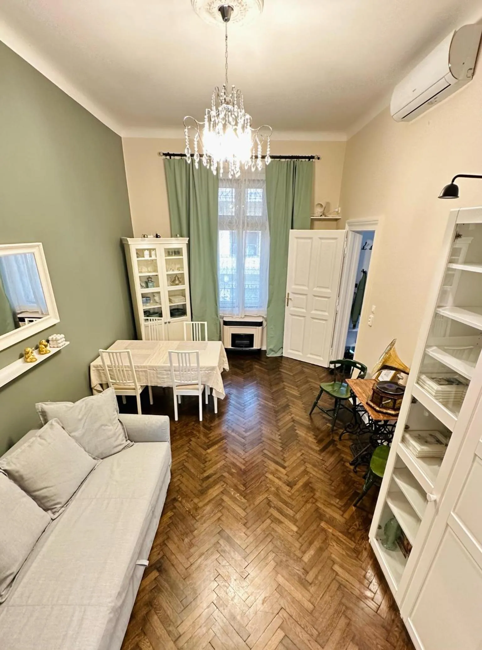 Living room in The Spot with Green Chair - cozy space near Danube