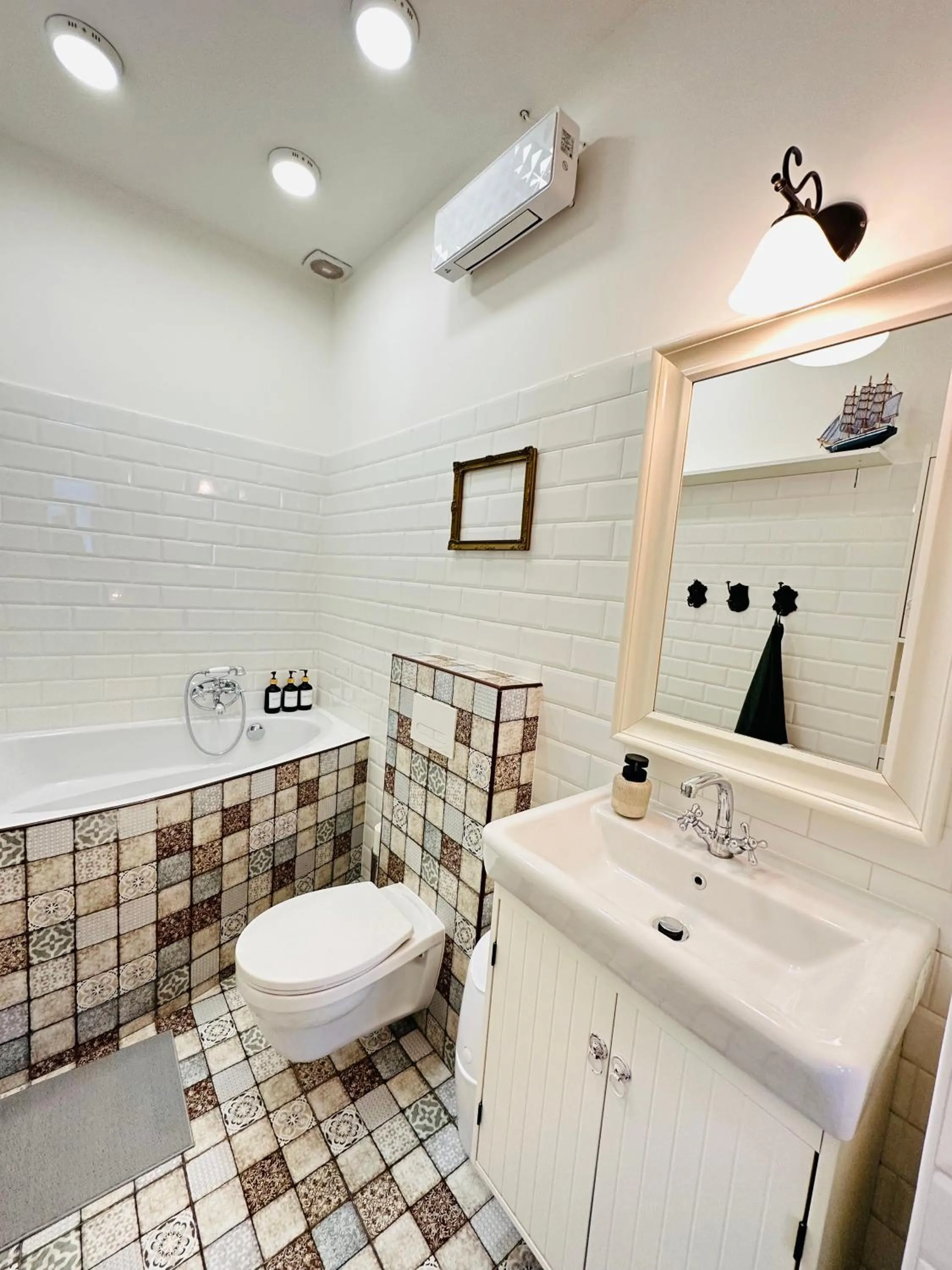 Bathroom in The Spot with Green Chair - cozy space near Danube