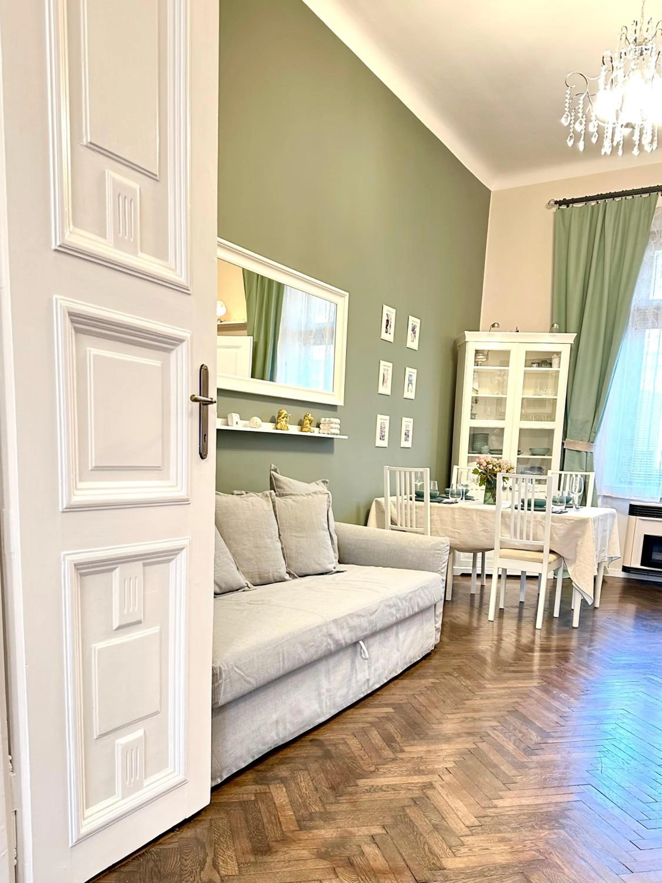 Living room in The Spot with Green Chair - cozy space near Danube