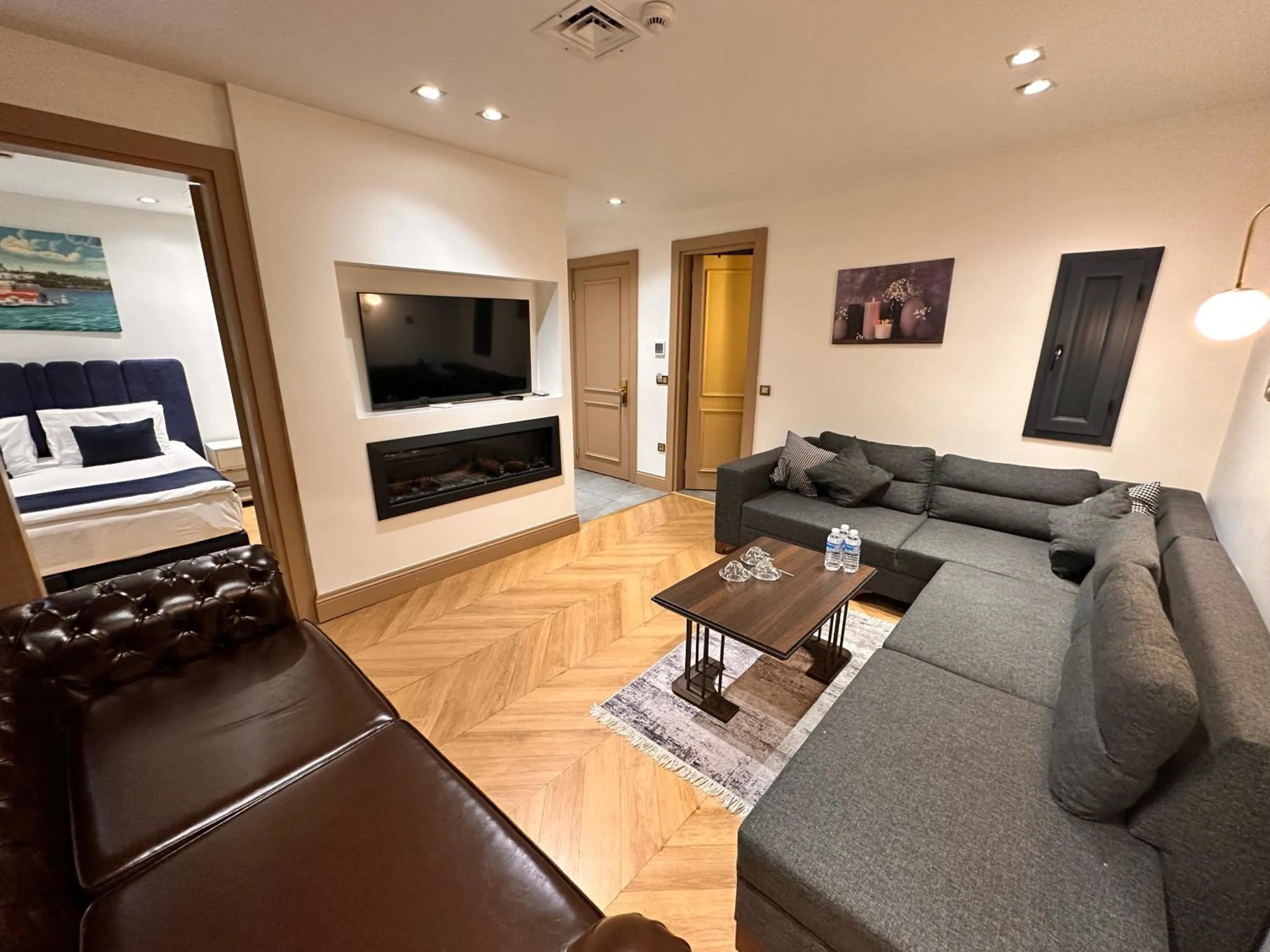 Communal lounge/ TV room in Taksim Bosphorus Hotel