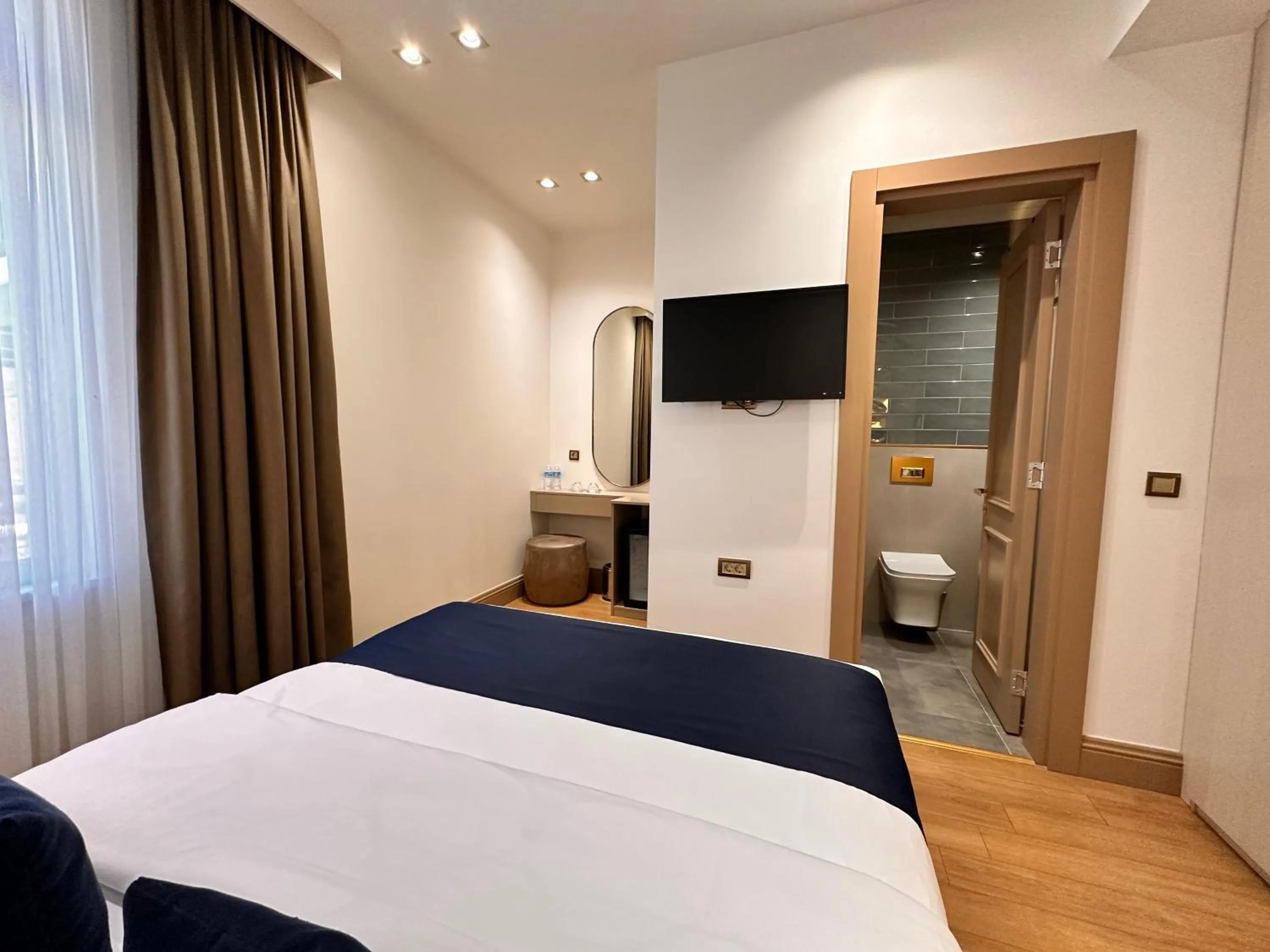 Toilet, Bed in Taksim Bosphorus Hotel