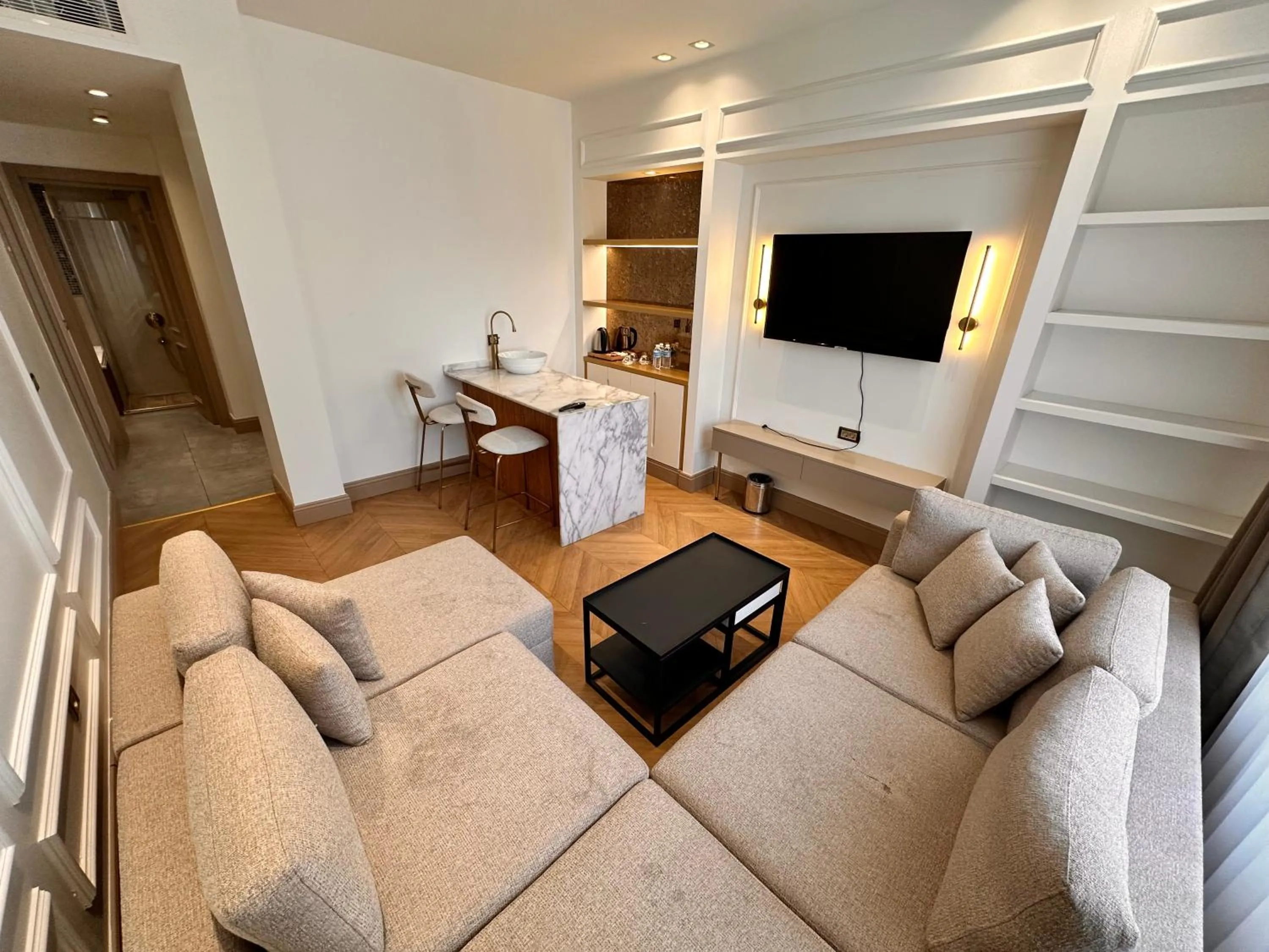 Communal lounge/ TV room in Taksim Bosphorus Hotel