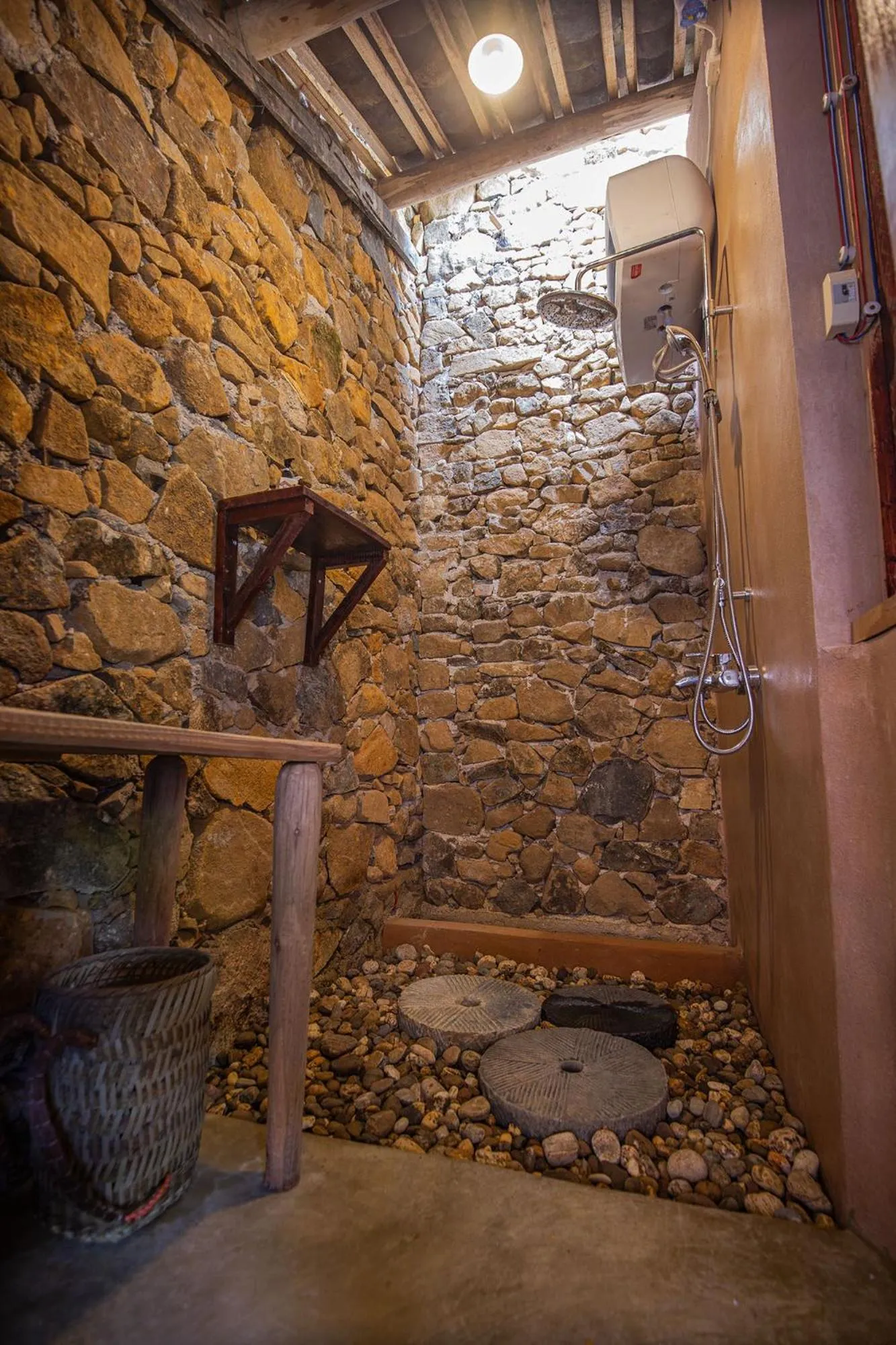 Shower in Dinh Đá H'Mông - Karsterly Rock Lodge