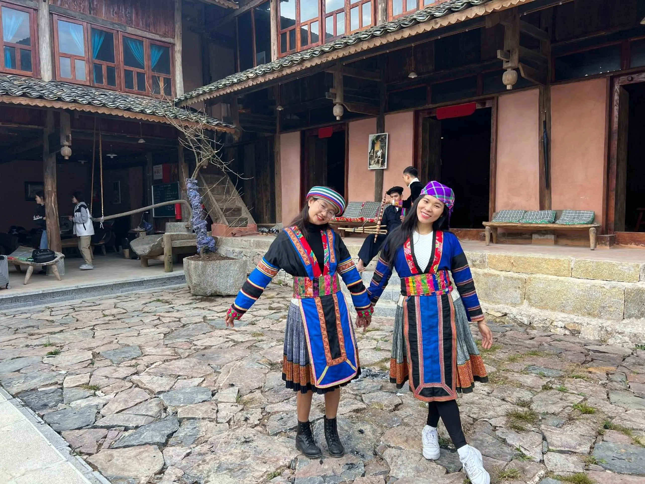 group of guests in Dinh Đá H'Mông - Karsterly Rock Lodge