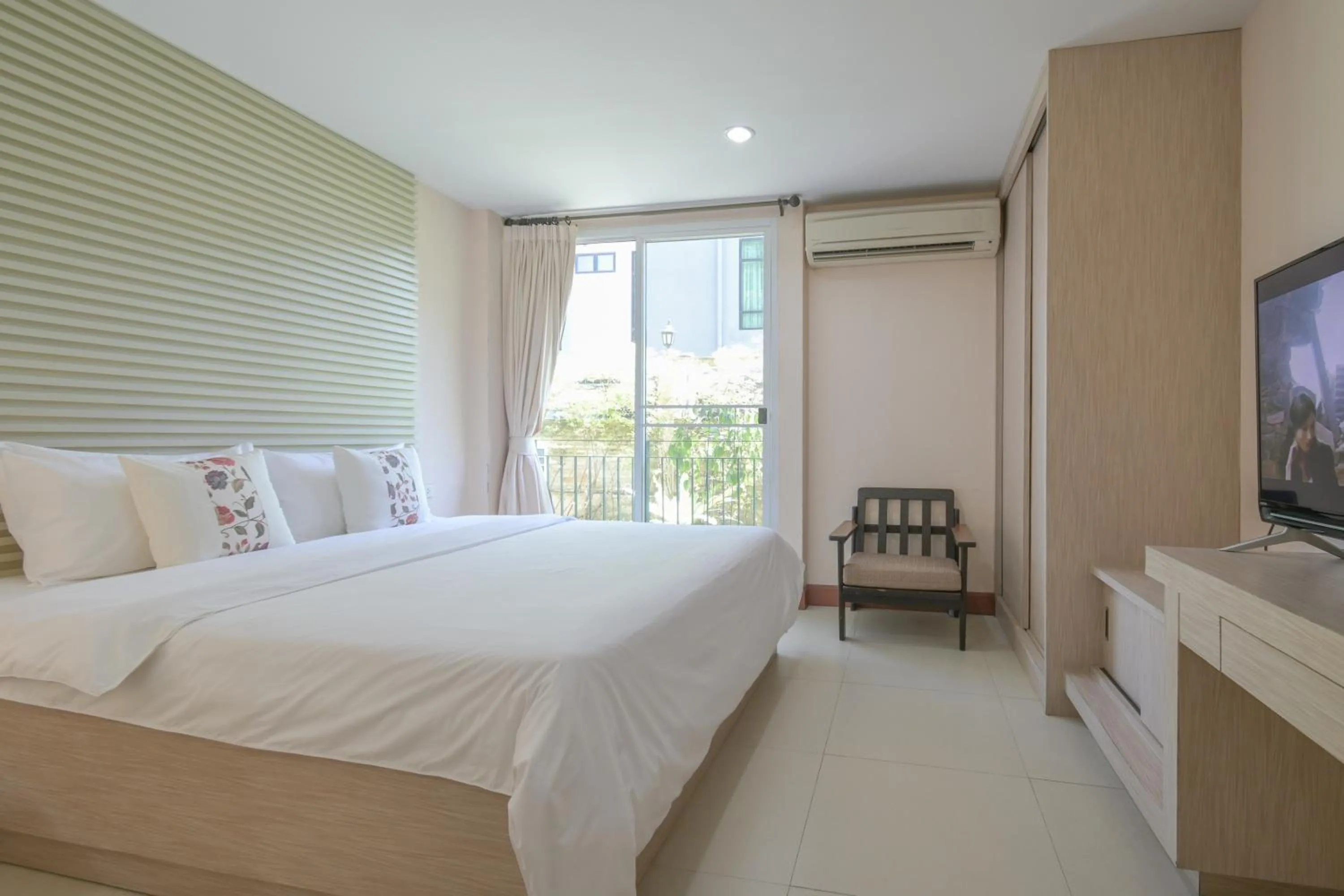 Bed in Shamrock Hotel Pattaya