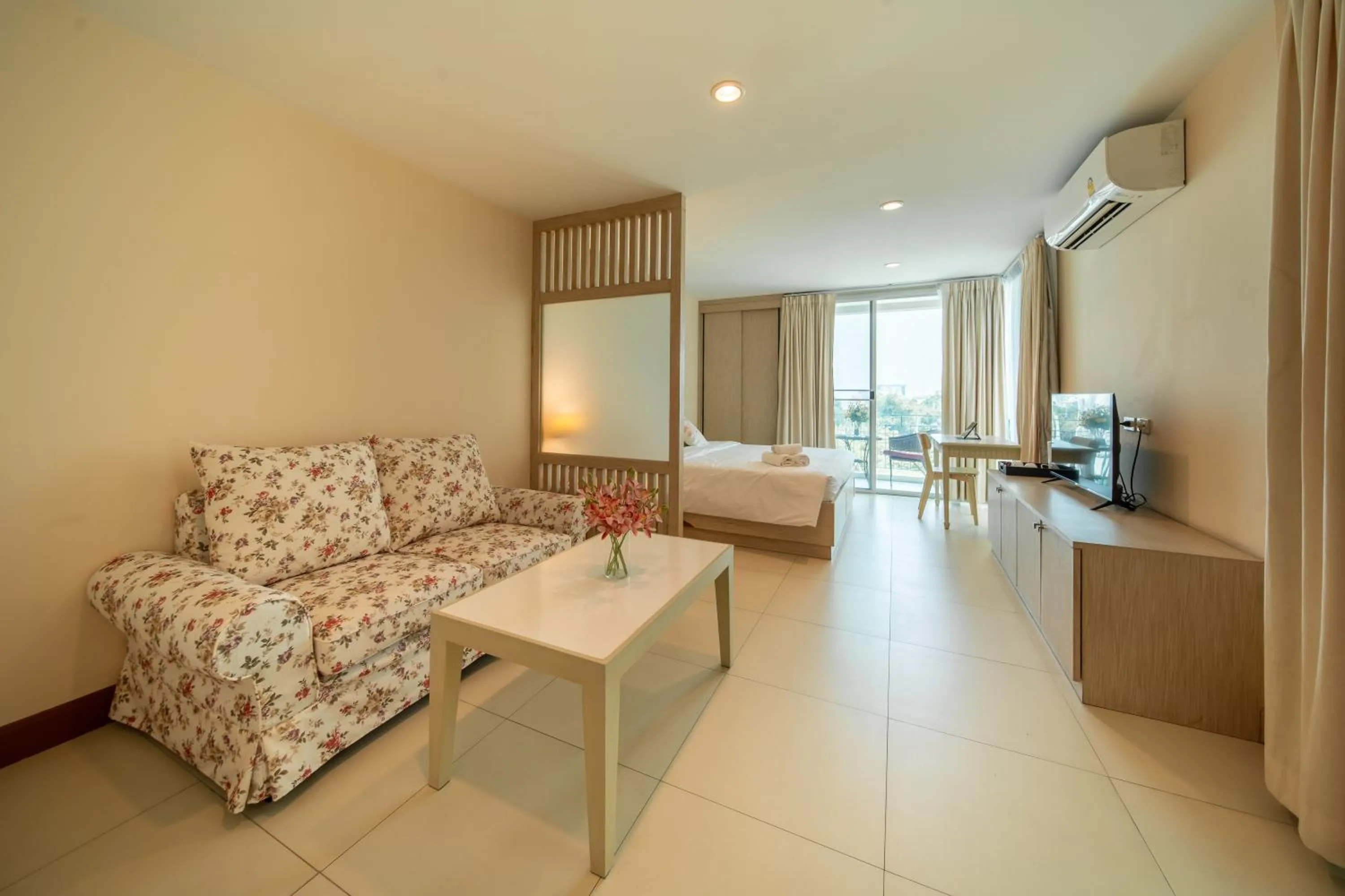 Bed in Shamrock Hotel Pattaya