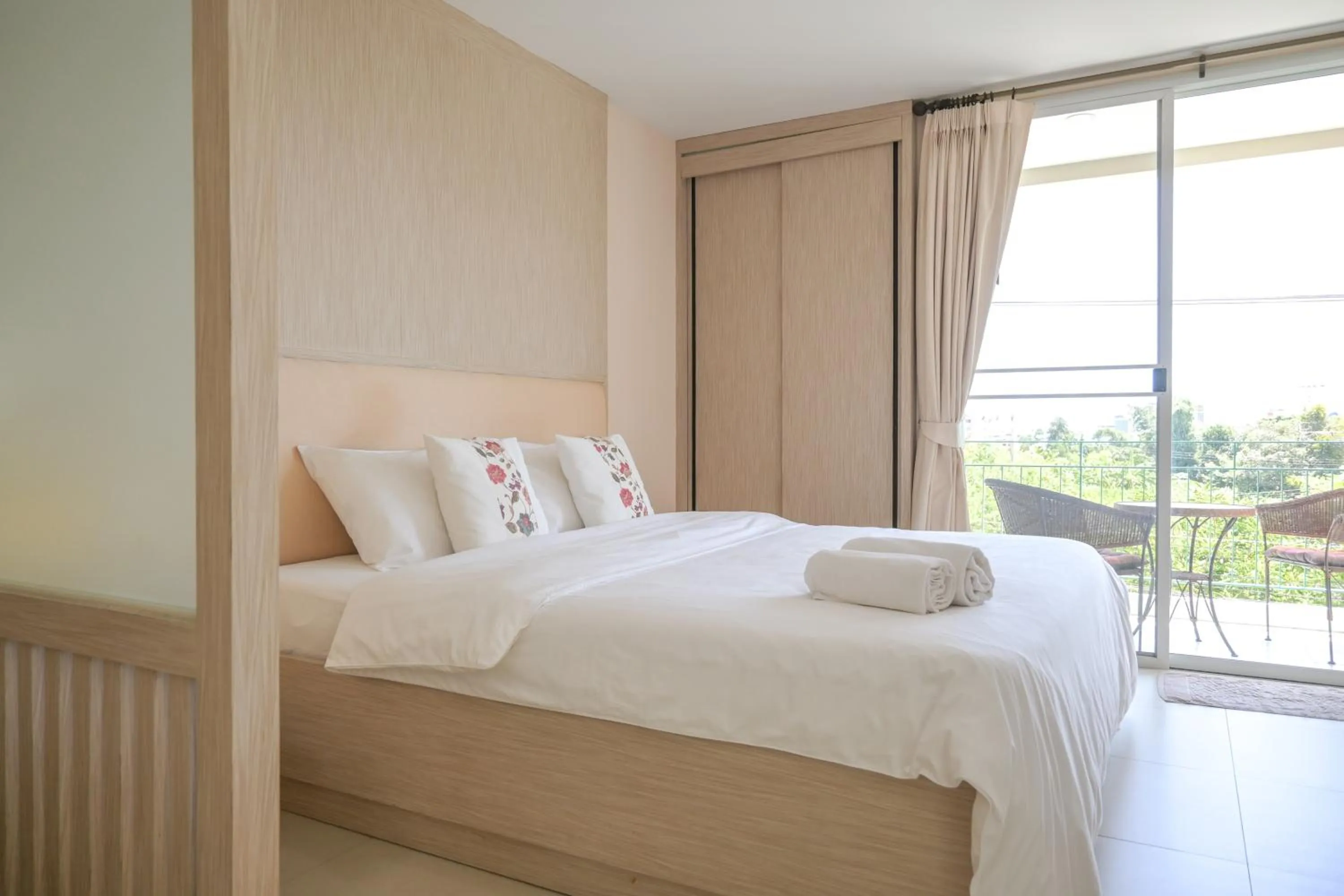 Bed in Shamrock Hotel Pattaya