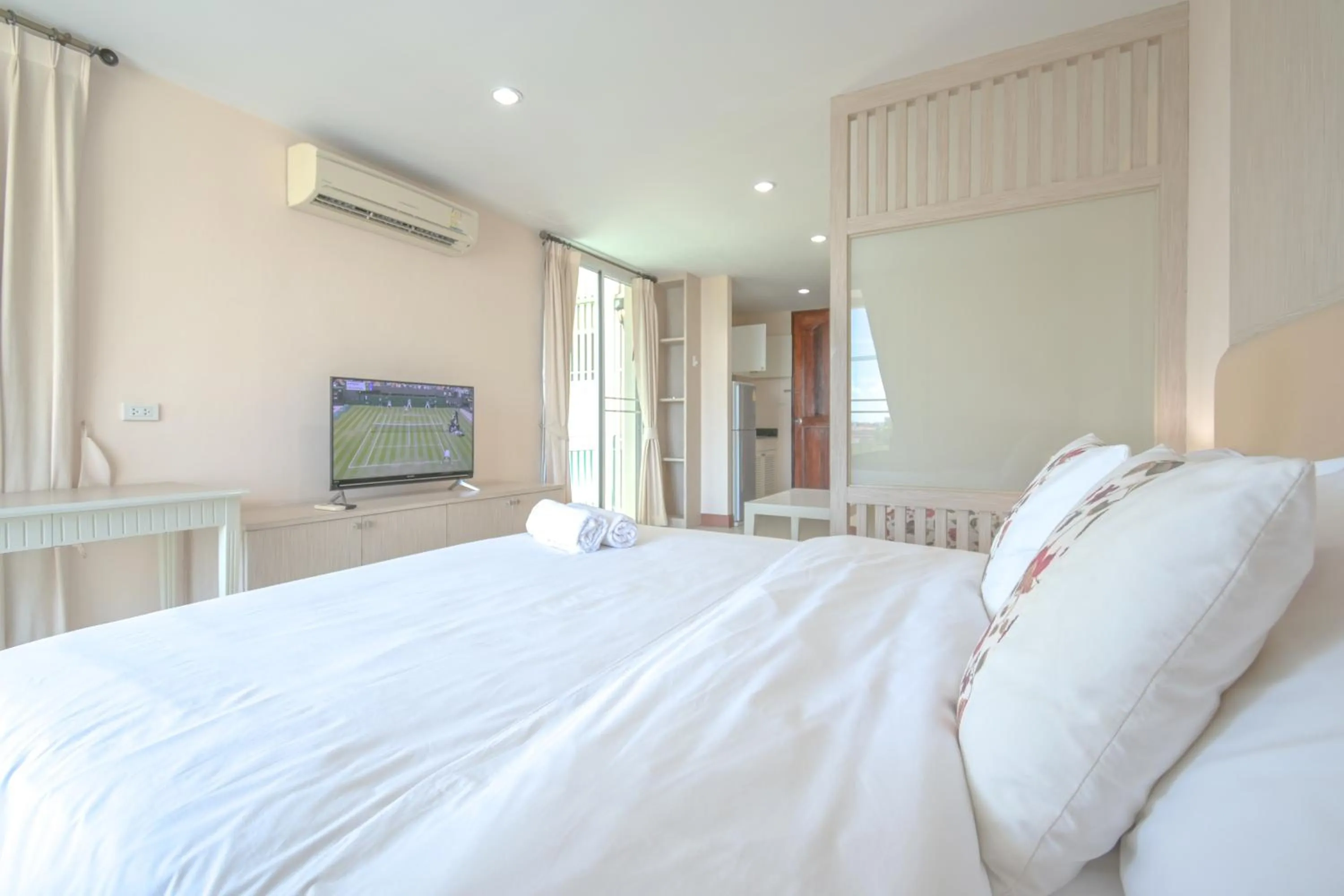 Bed in Shamrock Hotel Pattaya