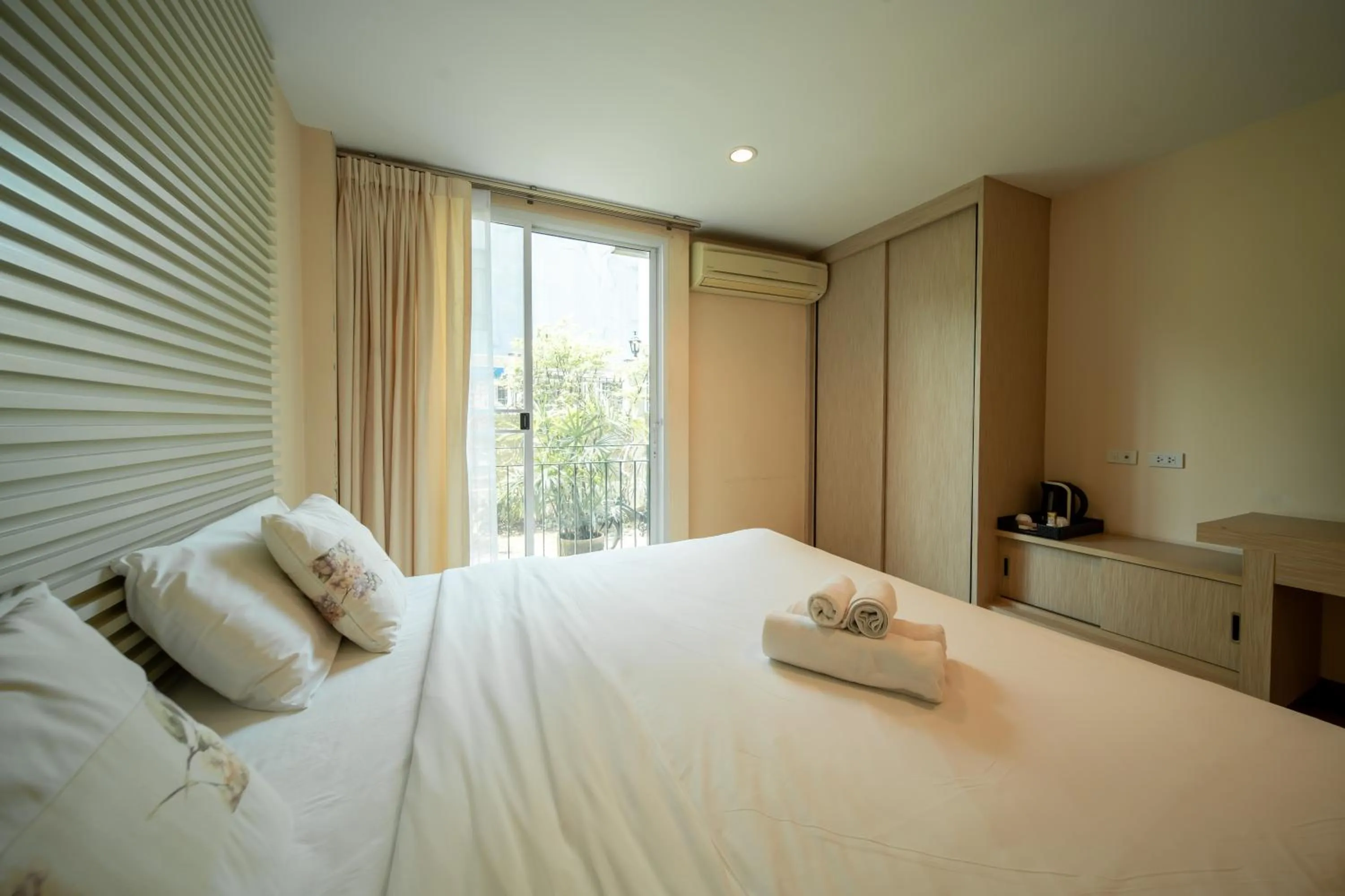 Bed in Shamrock Hotel Pattaya