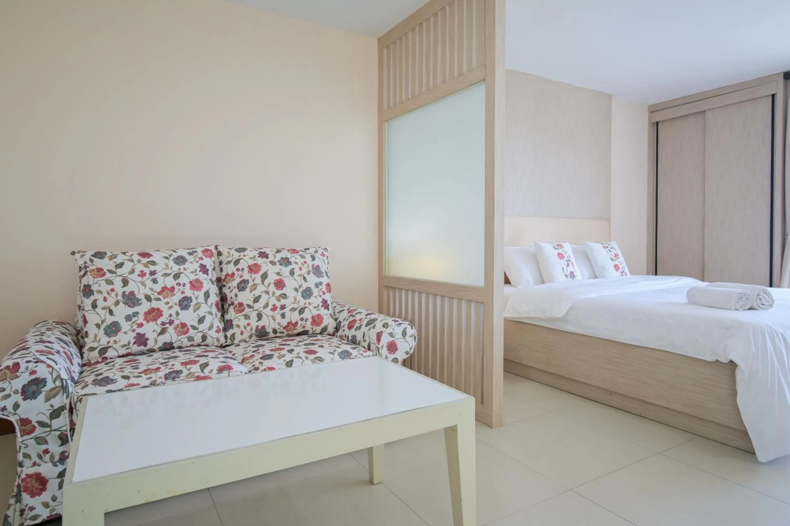 Bed in Shamrock Hotel Pattaya
