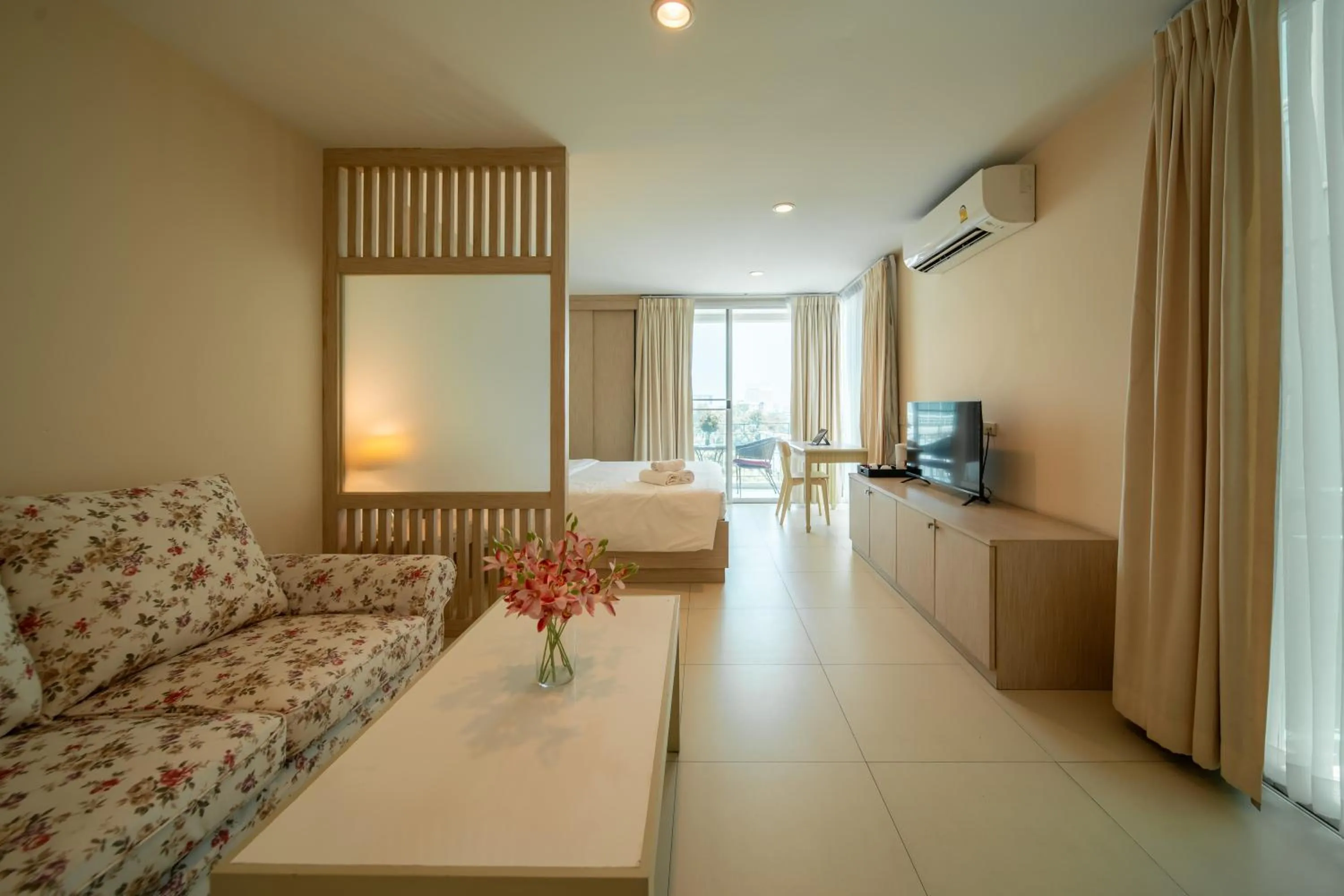 Bed in Shamrock Hotel Pattaya