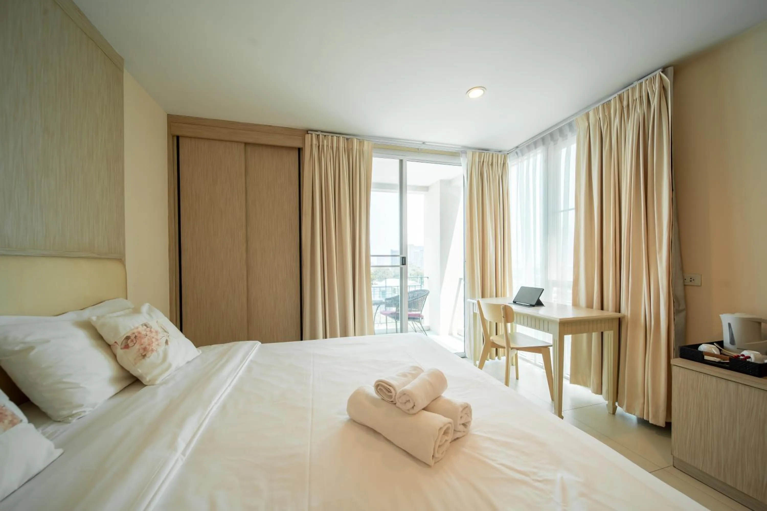 Bed in Shamrock Hotel Pattaya