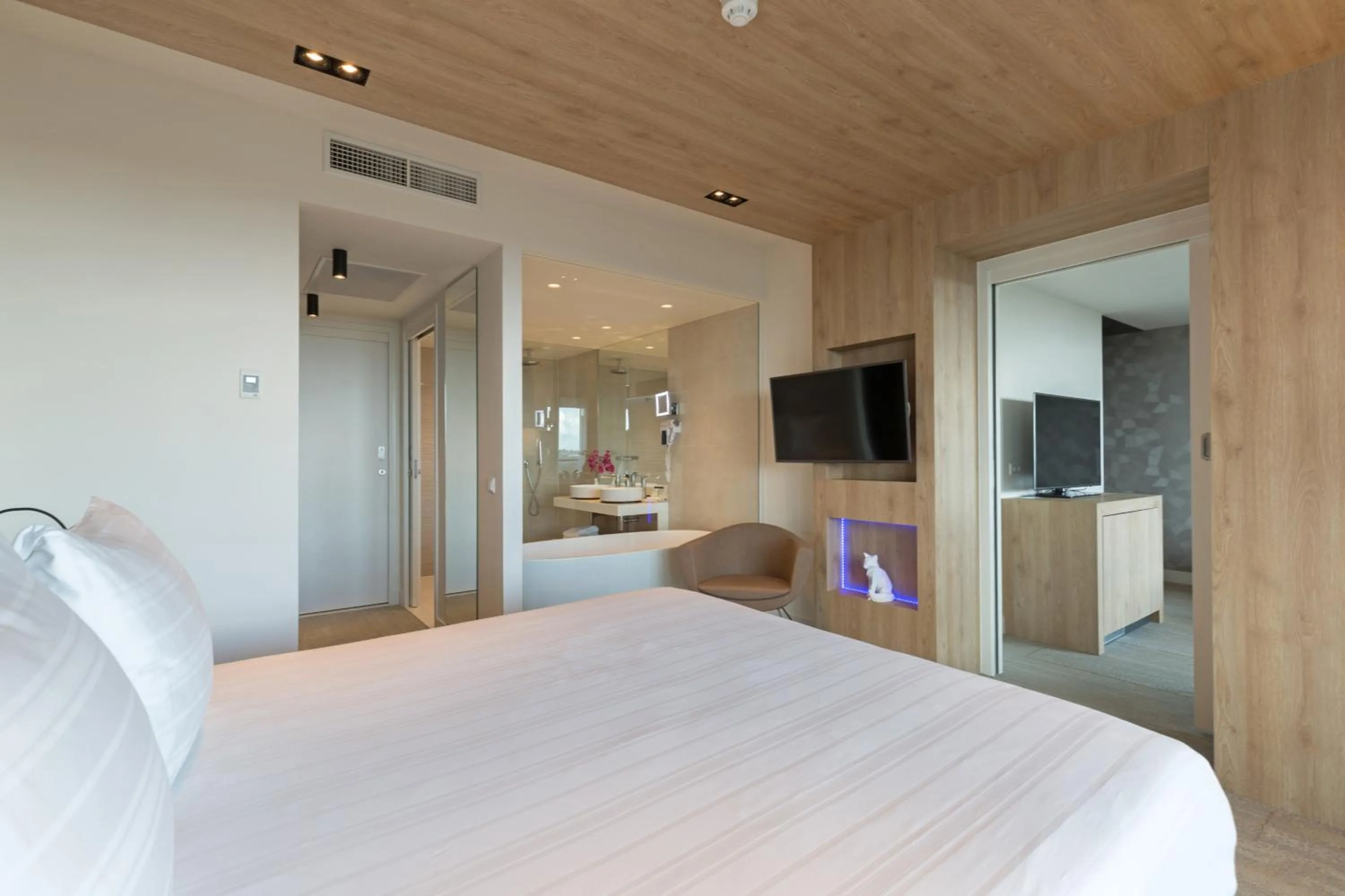 Bedroom, Bed in Leonardo Royal Hotel Den Haag Promenade