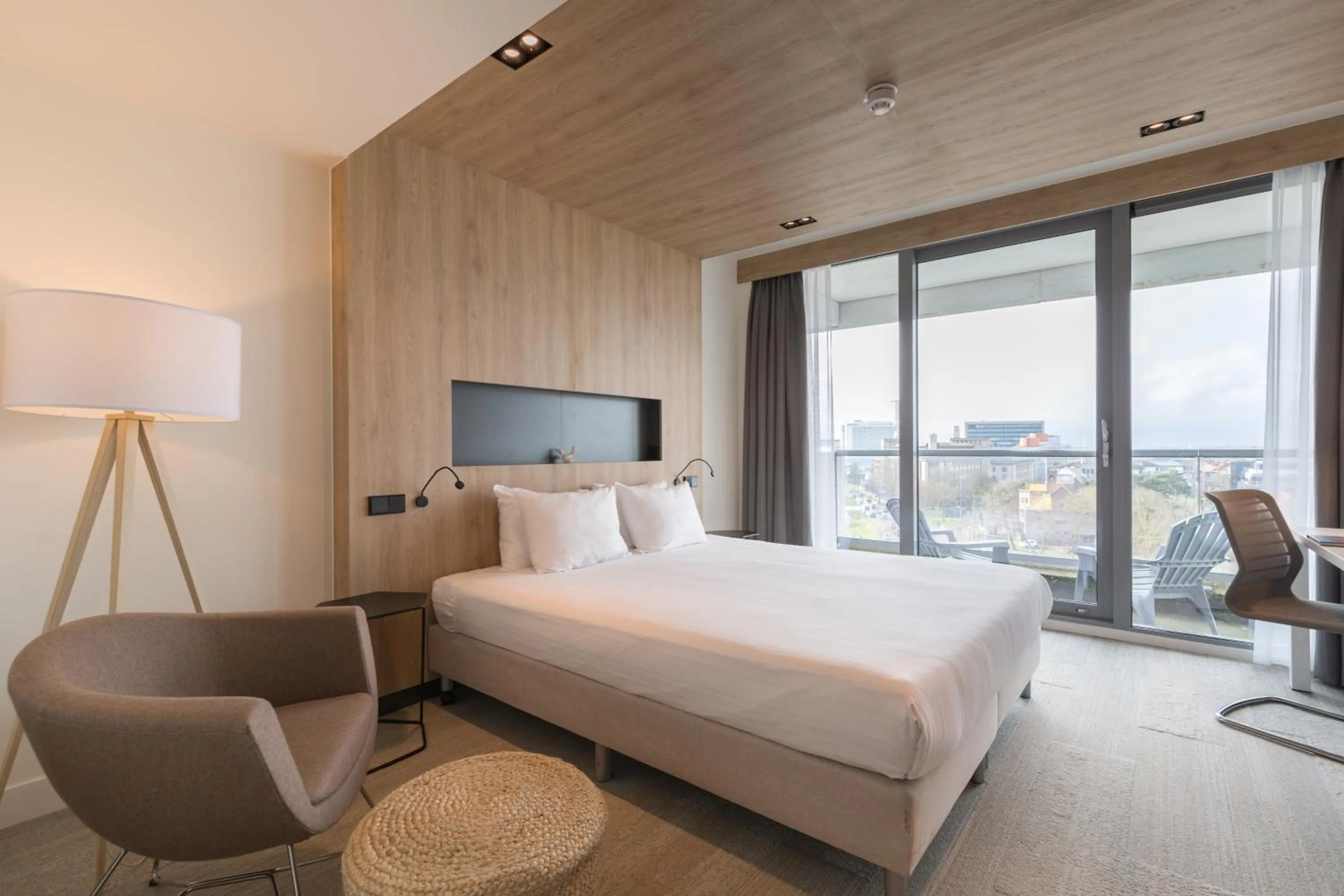 Facade/entrance, Bed in Leonardo Royal Hotel Den Haag Promenade