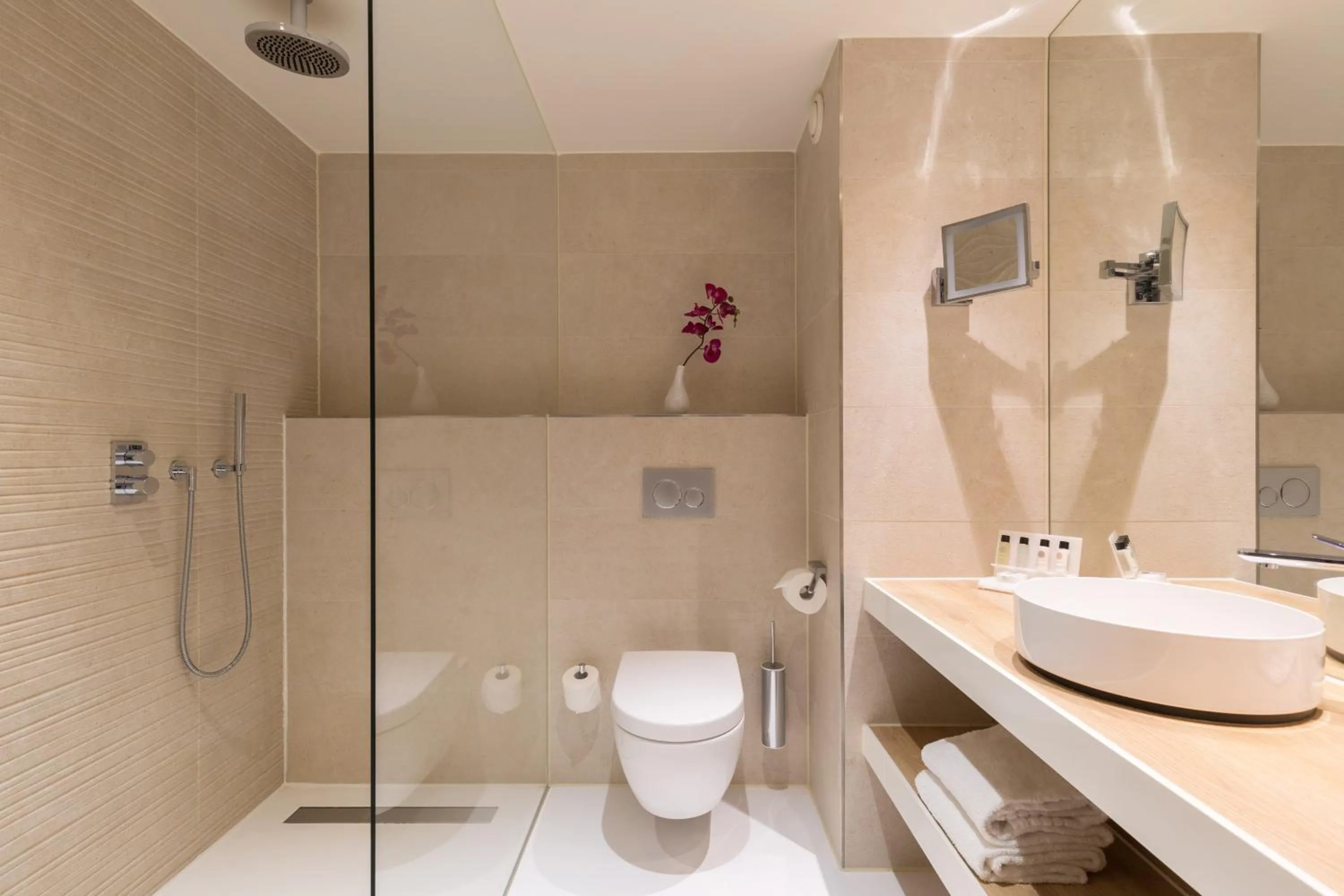 Facade/entrance in Leonardo Royal Hotel Den Haag Promenade