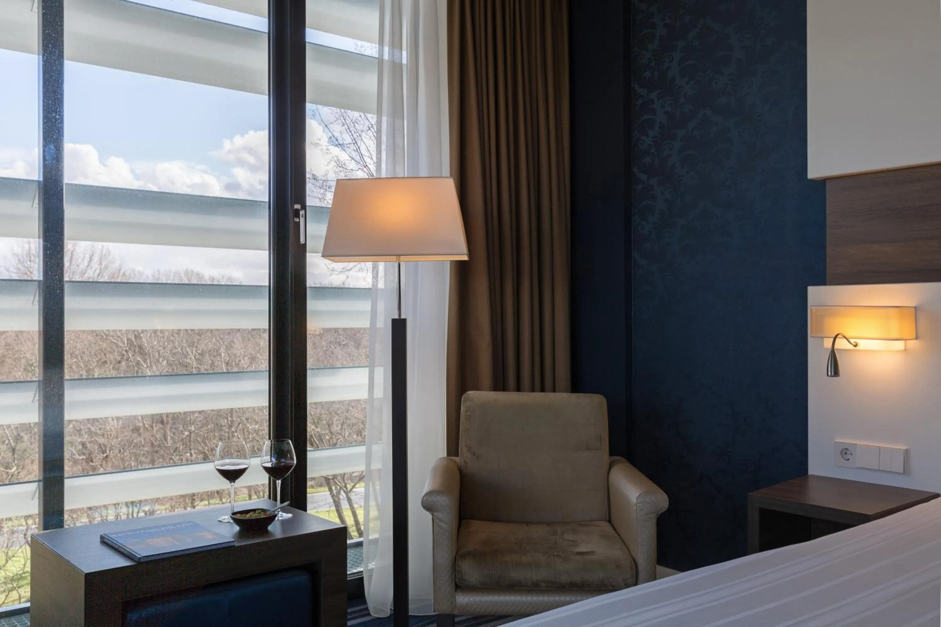 Facade/entrance, Bed in Leonardo Royal Hotel Den Haag Promenade