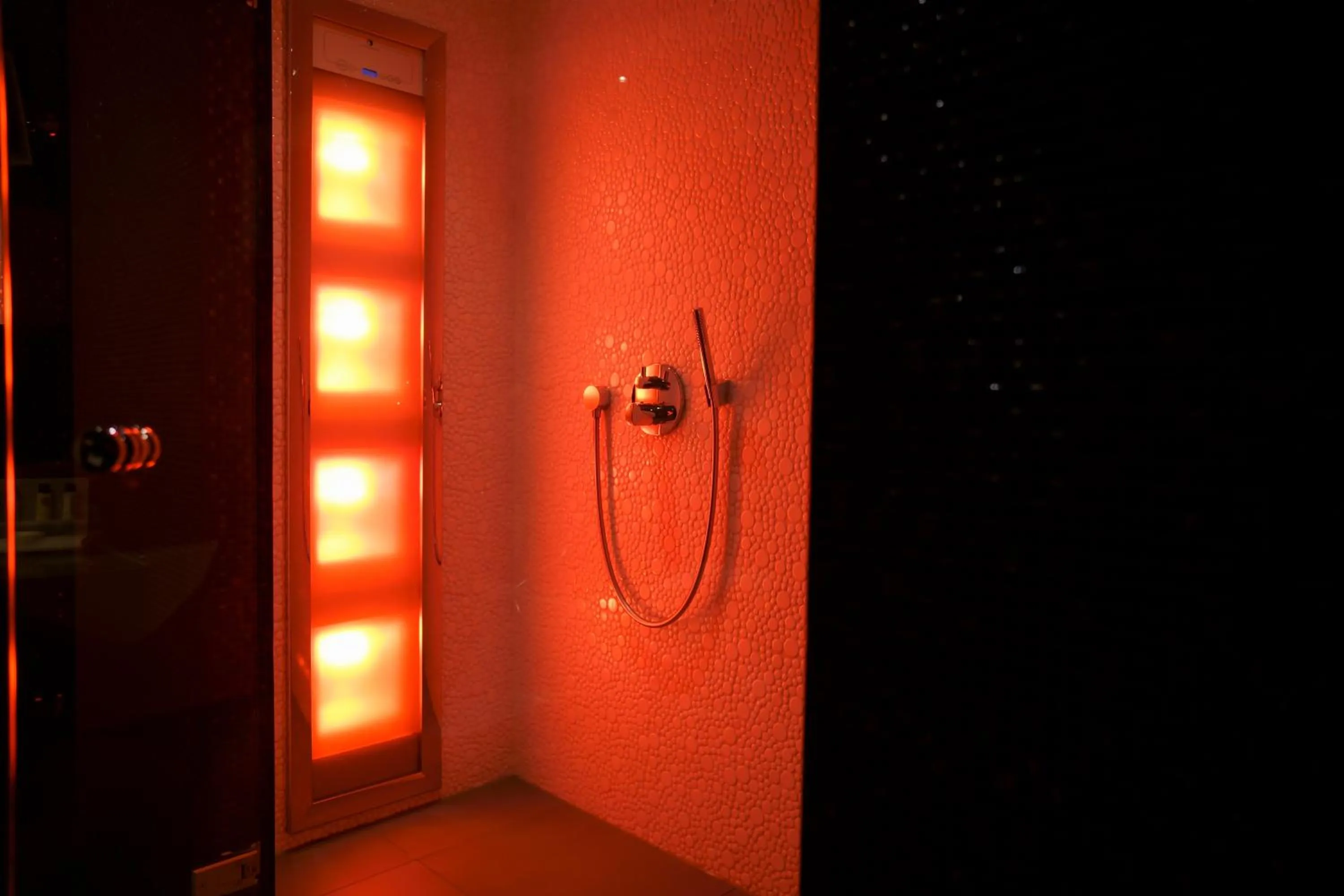 Shower in Leonardo Royal Hotel Den Haag Promenade