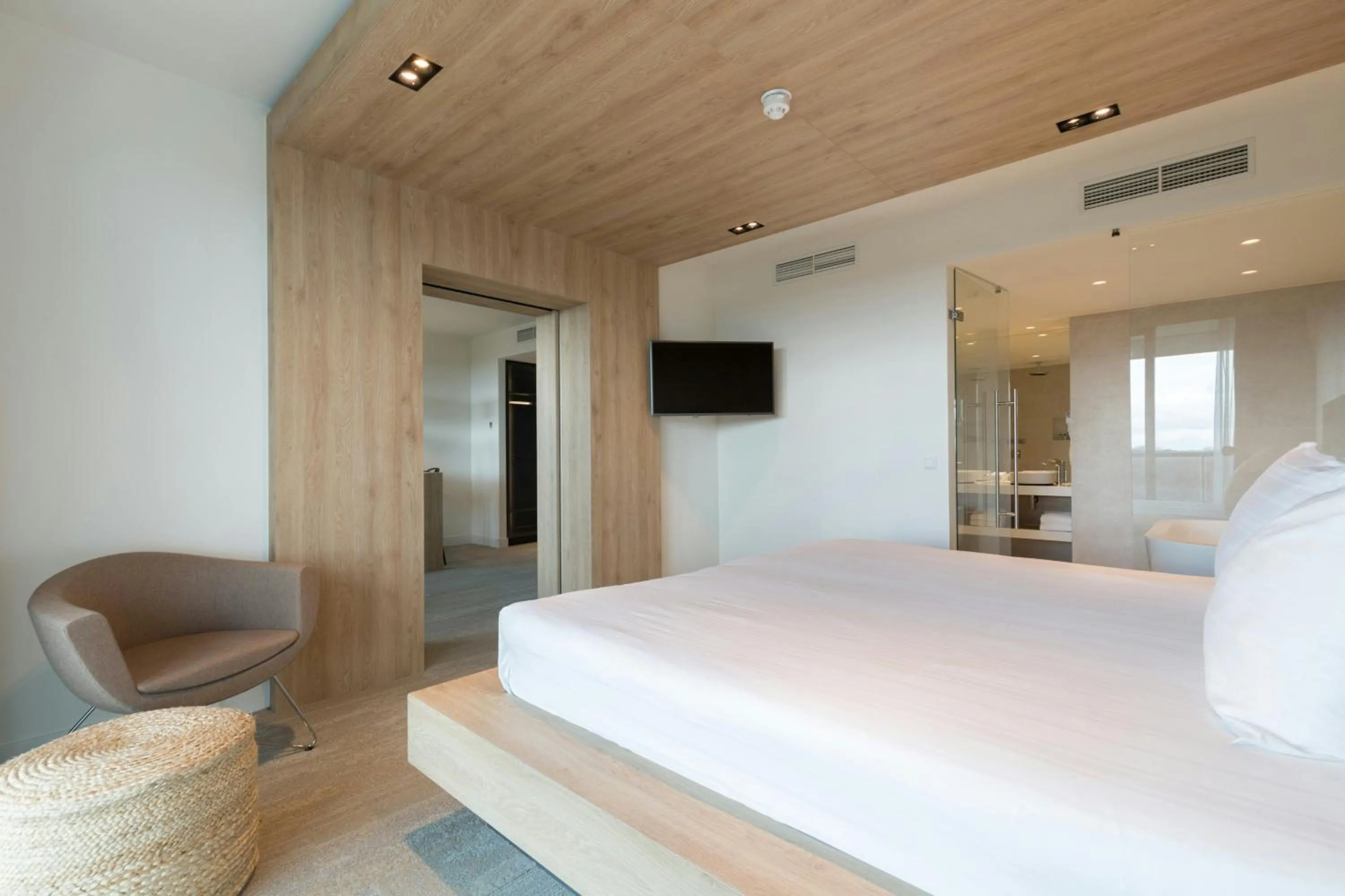 Photo of the whole room, Bed in Leonardo Royal Hotel Den Haag Promenade