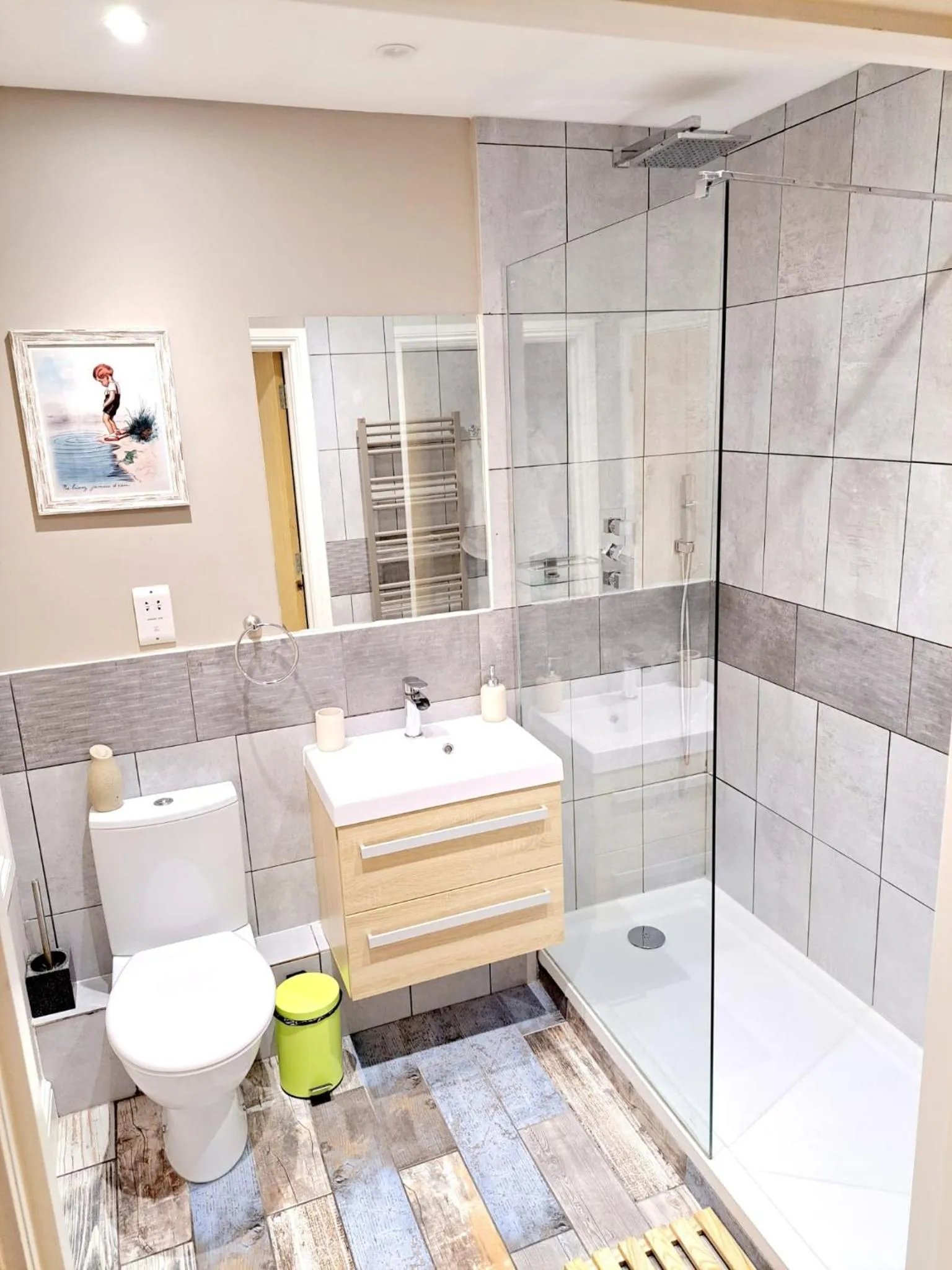 Shower in Tottenham Spur Hideaway