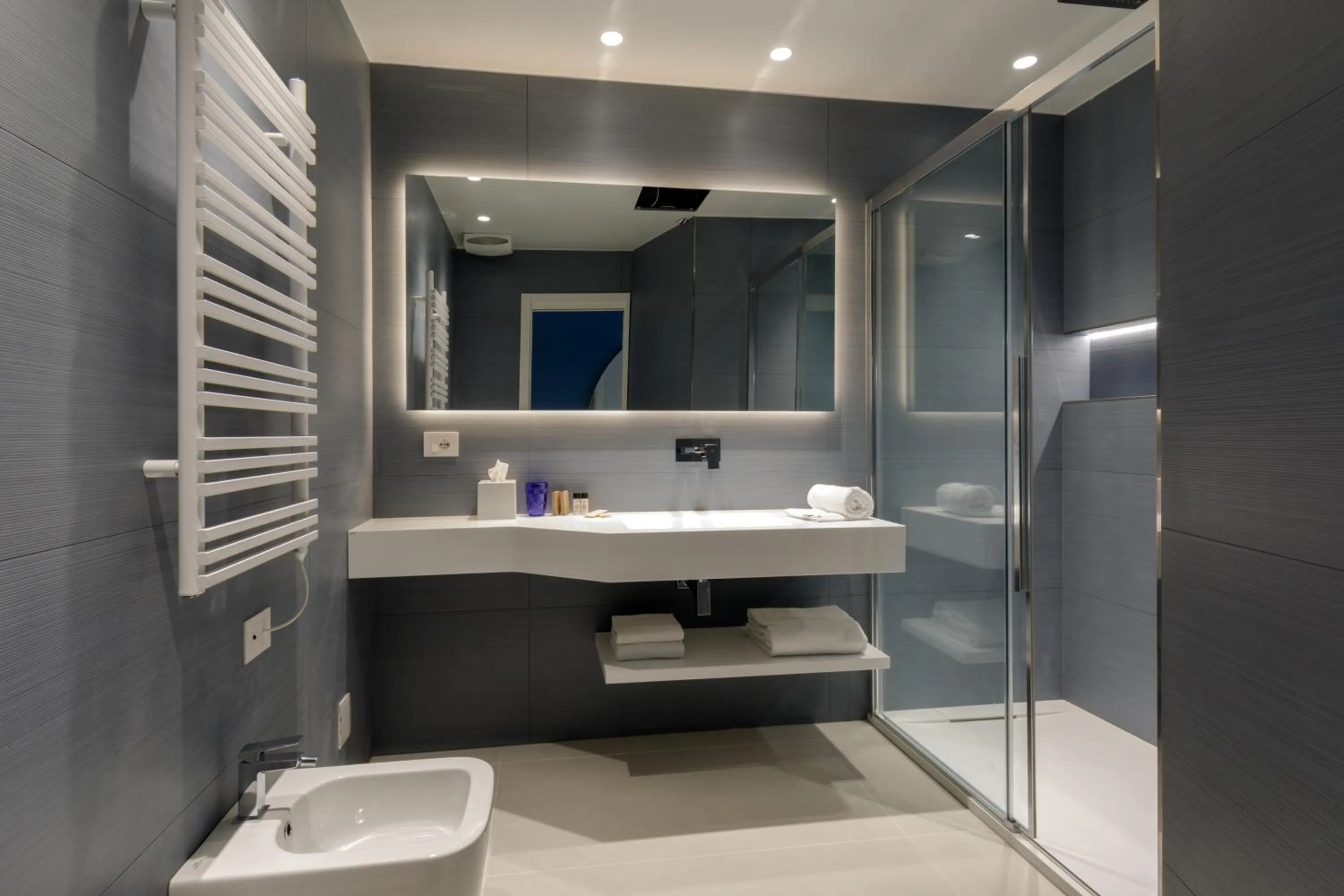 Shower in Ambasciatori Suite Hotel