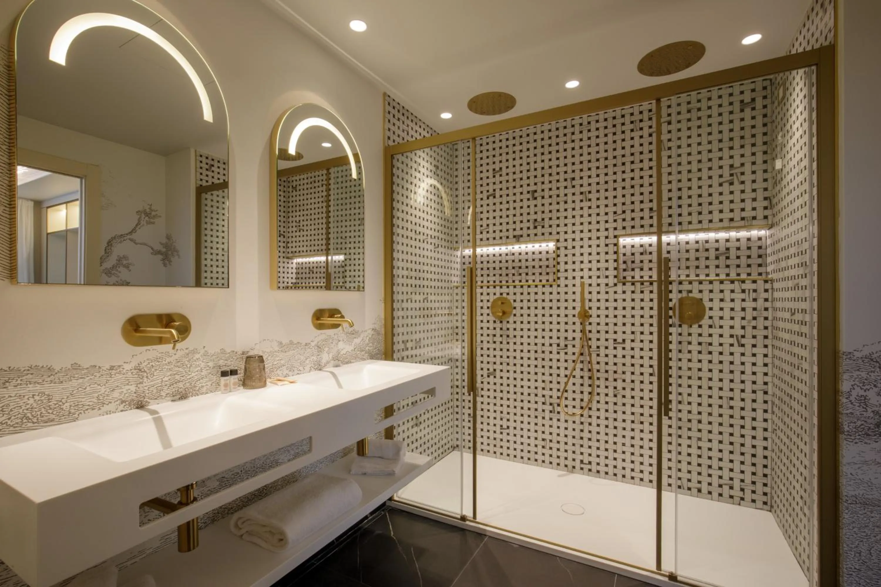 Shower in Ambasciatori Suite Hotel