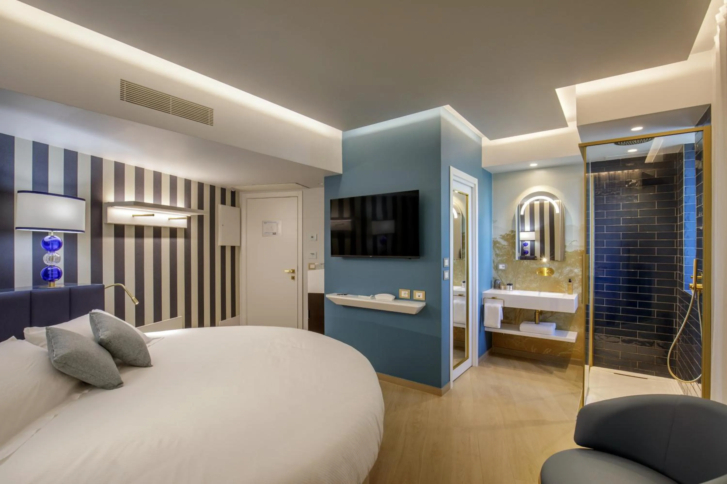 Photo of the whole room, Bed in Ambasciatori Suite Hotel