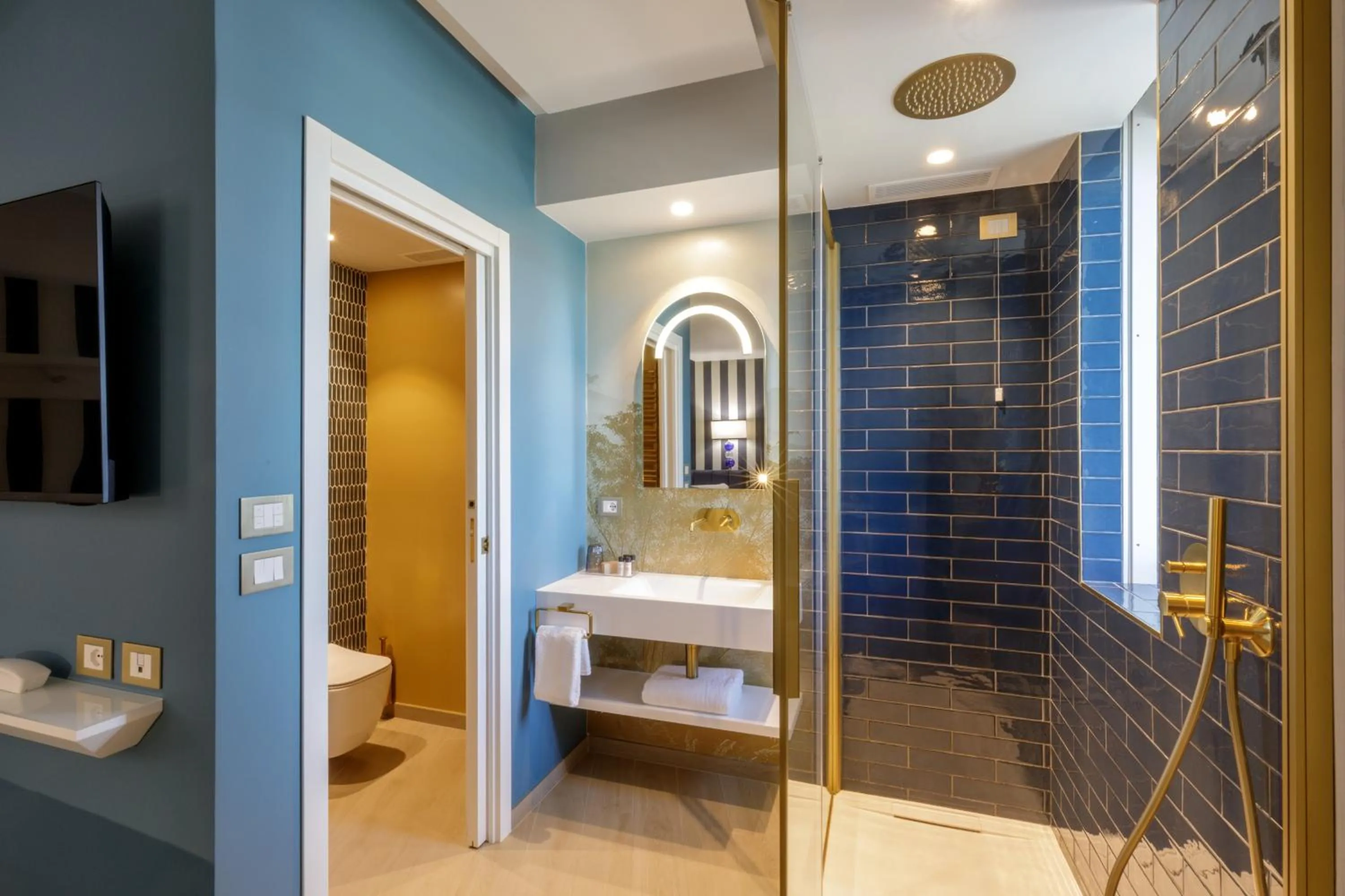 Shower in Ambasciatori Suite Hotel